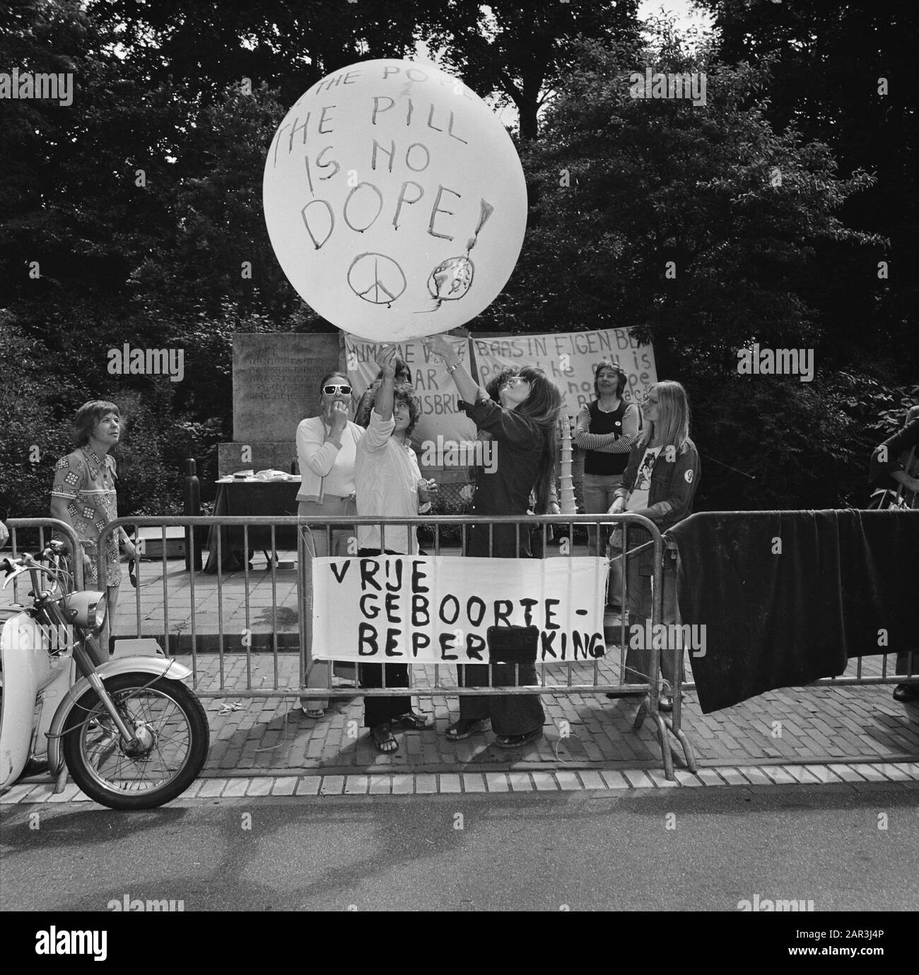 Mouvements de Dolle Mina protestations à Papal Nuntius à la Haye contre les règlements de contrôle des naissances de RK-kerk Date: 25 juillet 1973 lieu: La Haye, Zuid-Holland mots clés: Protestations Banque D'Images