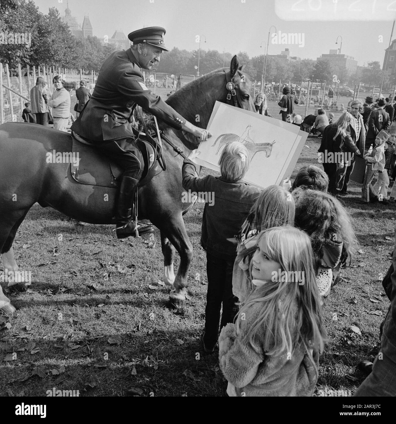 Les enfants qui dessinant des animaux sur la place du Museumplein à Amsterdam en raison de la Journée mondiale des animaux Date: 4 octobre 1973 lieu: Amsterdam, Noord-Holland mots clés: Animal, enfants, SIGNATURE Banque D'Images