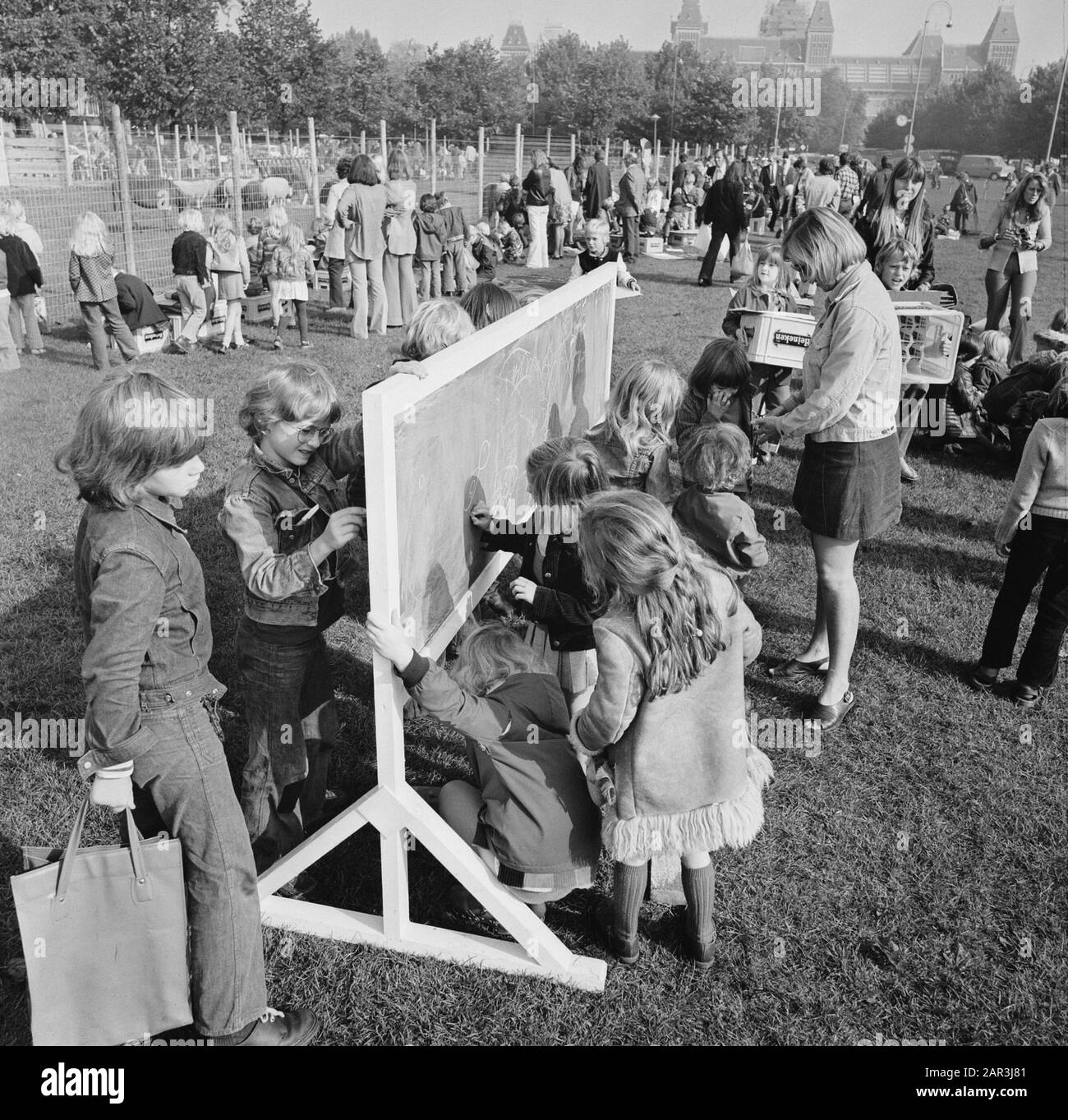 Les enfants qui dessinant des animaux sur la place du Museumplein à Amsterdam en raison de la Journée mondiale des animaux Date: 4 octobre 1973 lieu: Amsterdam, Noord-Holland mots clés: Animal, enfants, SIGNATURE Banque D'Images