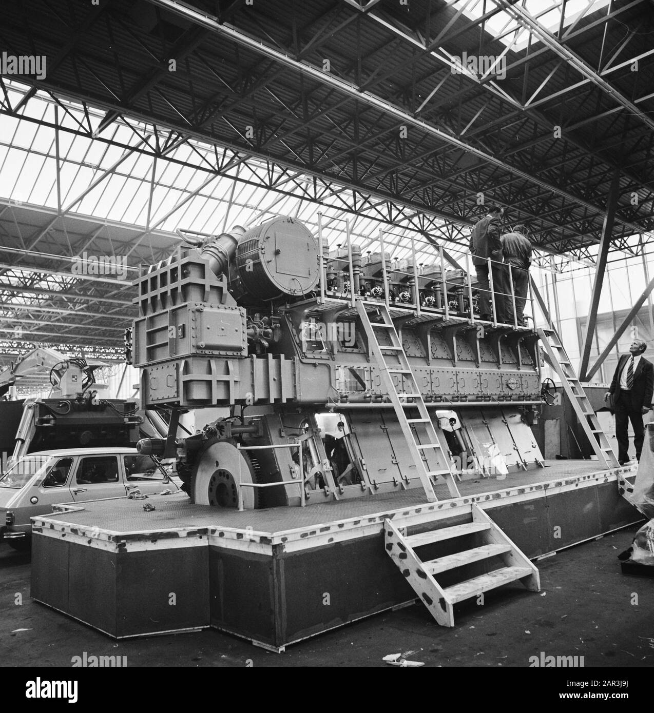 Préparatifs du salon Europort 73 au RAI un véhicule amphibie est établi Date: 9 novembre 1973 lieu: Amsterdam, Noord-Holland mots clés: Véhicules amphibies, foires Banque D'Images