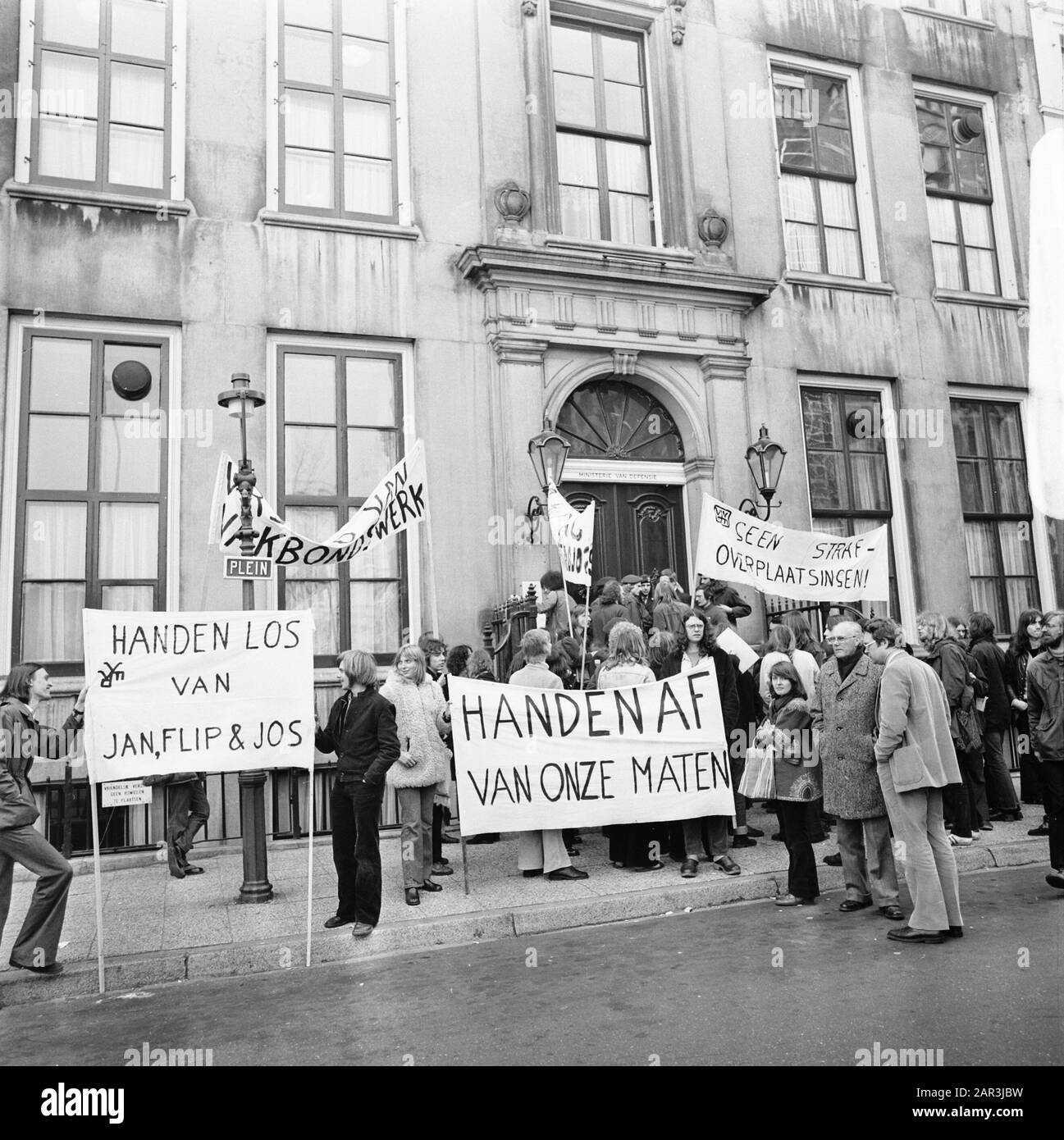 Chefs du VDM au Ministère de la Défense, manifestants au Ministère Date : 1er avril 1974 lieu : la Haye mots clés : manifestations, conscription, militaire, ministères Nom de l'institution : Ministère de la Défense, VDM Banque D'Images