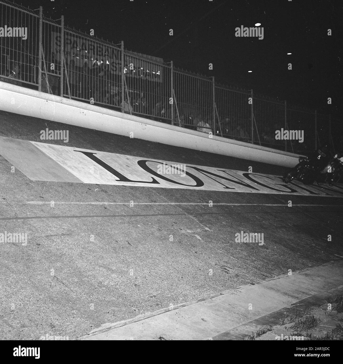 Championnat néerlandais Stayeren professionnel 1974; Cees Tribe derrière le stimulateur cardiaque Stakenburg Date: 25 juillet 1974 mots clés: CHAMPIES, stimulateurs cardiaques, cyclisme Nom personnel: Cees Stam Banque D'Images