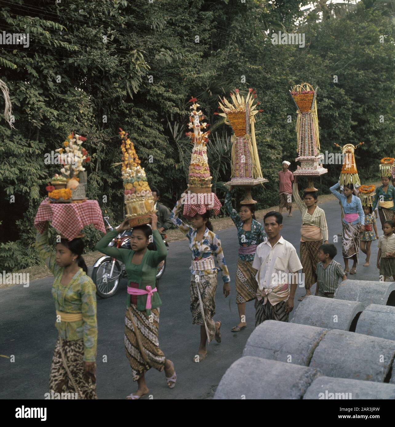 Indonésie au moment de la Visite d'État 1971 sacrifiez à Bali Date : 1 septembre 1971 lieu : Bali, Indonésie mots clés : parades Banque D'Images