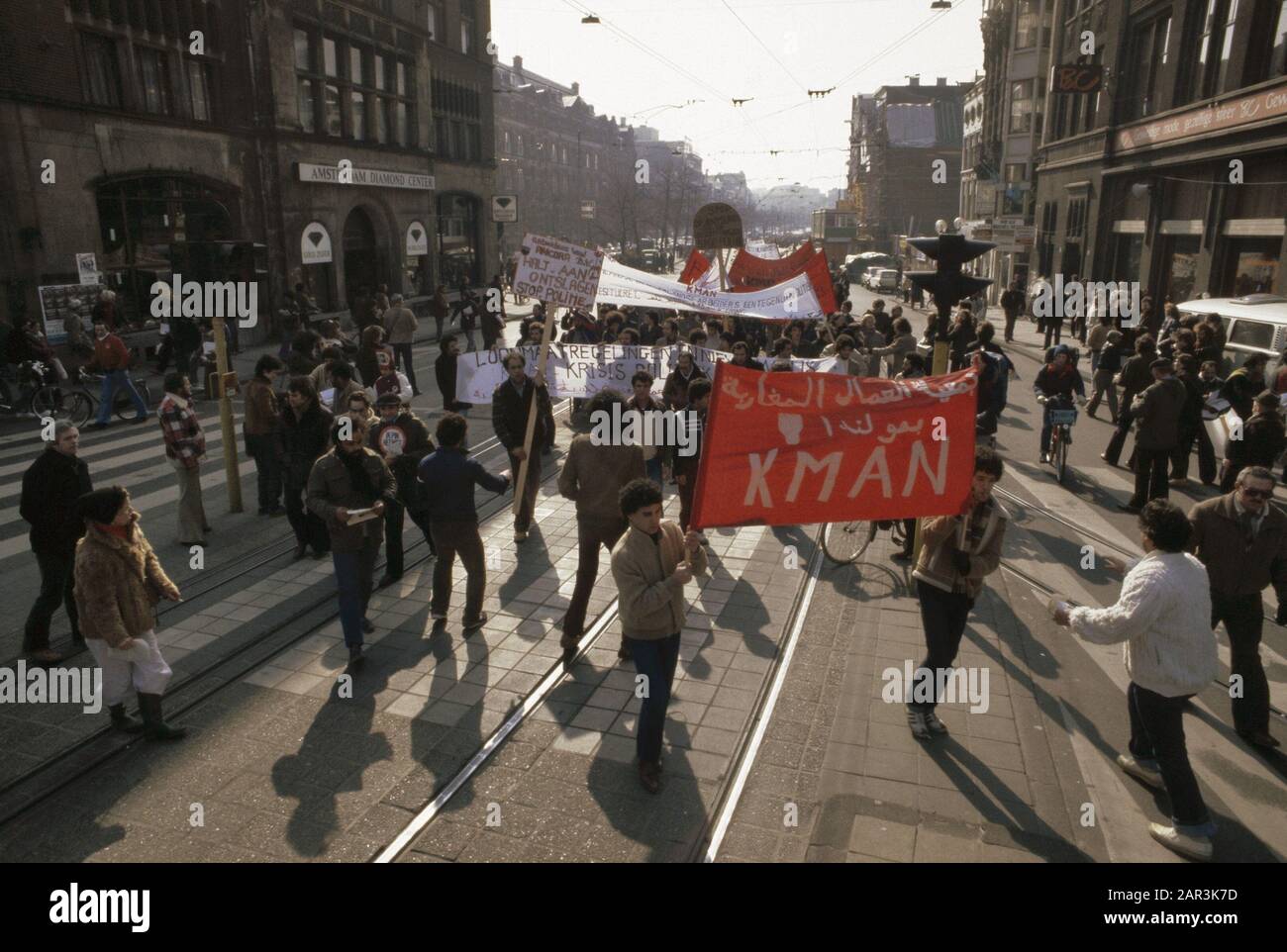 Manifestation de Massal FNV sur le barrage d'Amsterdam contre l'intervention salariale (plus moins 60 000 personnes); délégation étrangers illégaux Date: 20 mars 1980 lieu: Amsterdam, Noord-Holland mots clés: Manifestations Nom institutionnel: FNV Banque D'Images