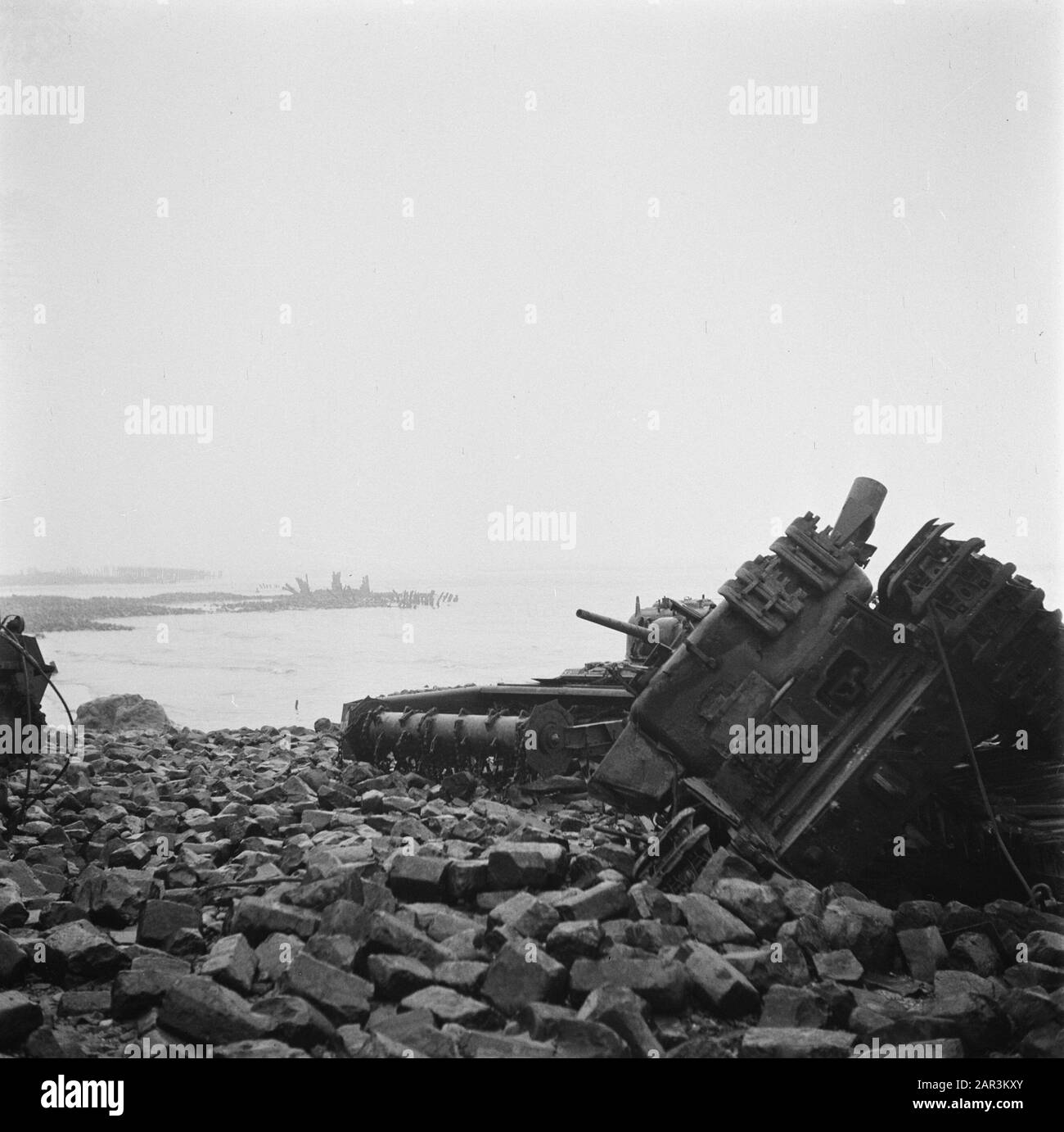 Atlantikwal: Westkapelle Reportage de la zone de guerre après la bataille de Scheldemonding (Westkapelle) Date: Novembre 1944 lieu: Westerschelde, Westkapelle, Zeeland mots clés: Bunkers, côtes, chars, seconde Guerre mondiale, fortifications Banque D'Images