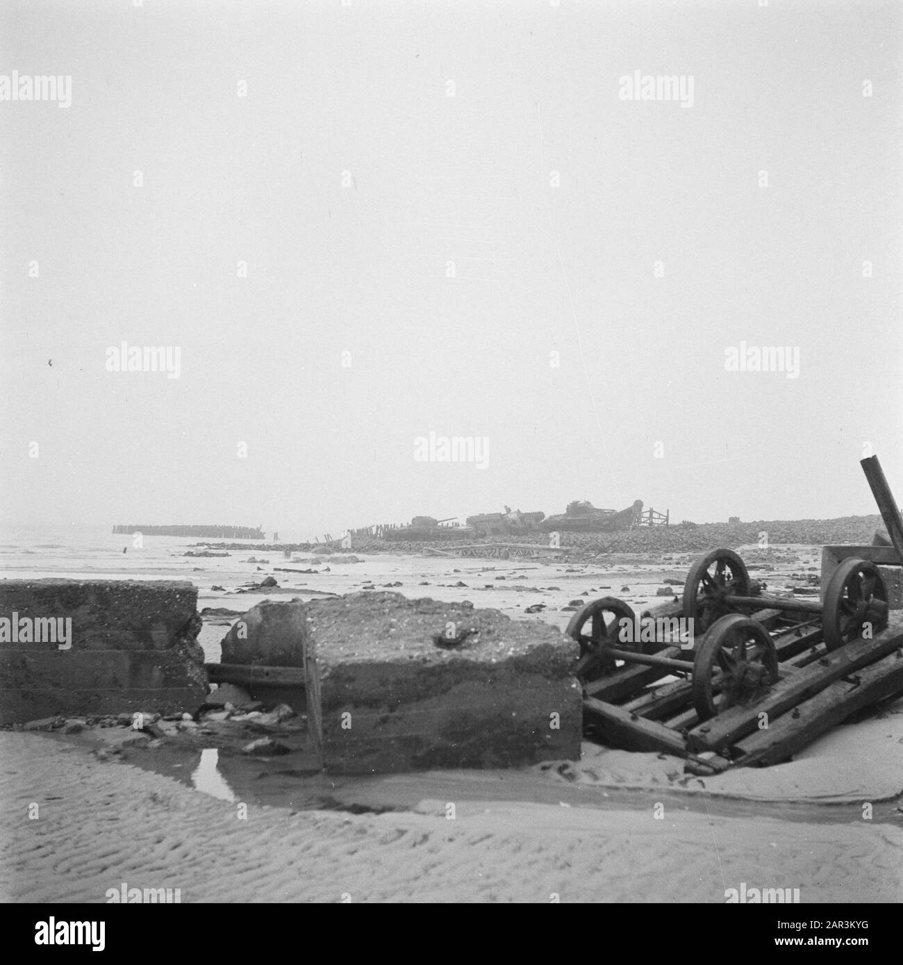 Mur de l'Atlantique : reportage de Westkapelle sur le champ de bataille après la bataille pour Scheldemonding (Westkapelle). En arrière-plan trois chars éteints, sur la droite un char à spot (nettoyeur de mine) Date: Novembre 1944 lieu: Westerschelde, Westkapelle, Zeeland mots clés: Bunkers, côtes, chars, seconde Guerre mondiale, fortifications Banque D'Images