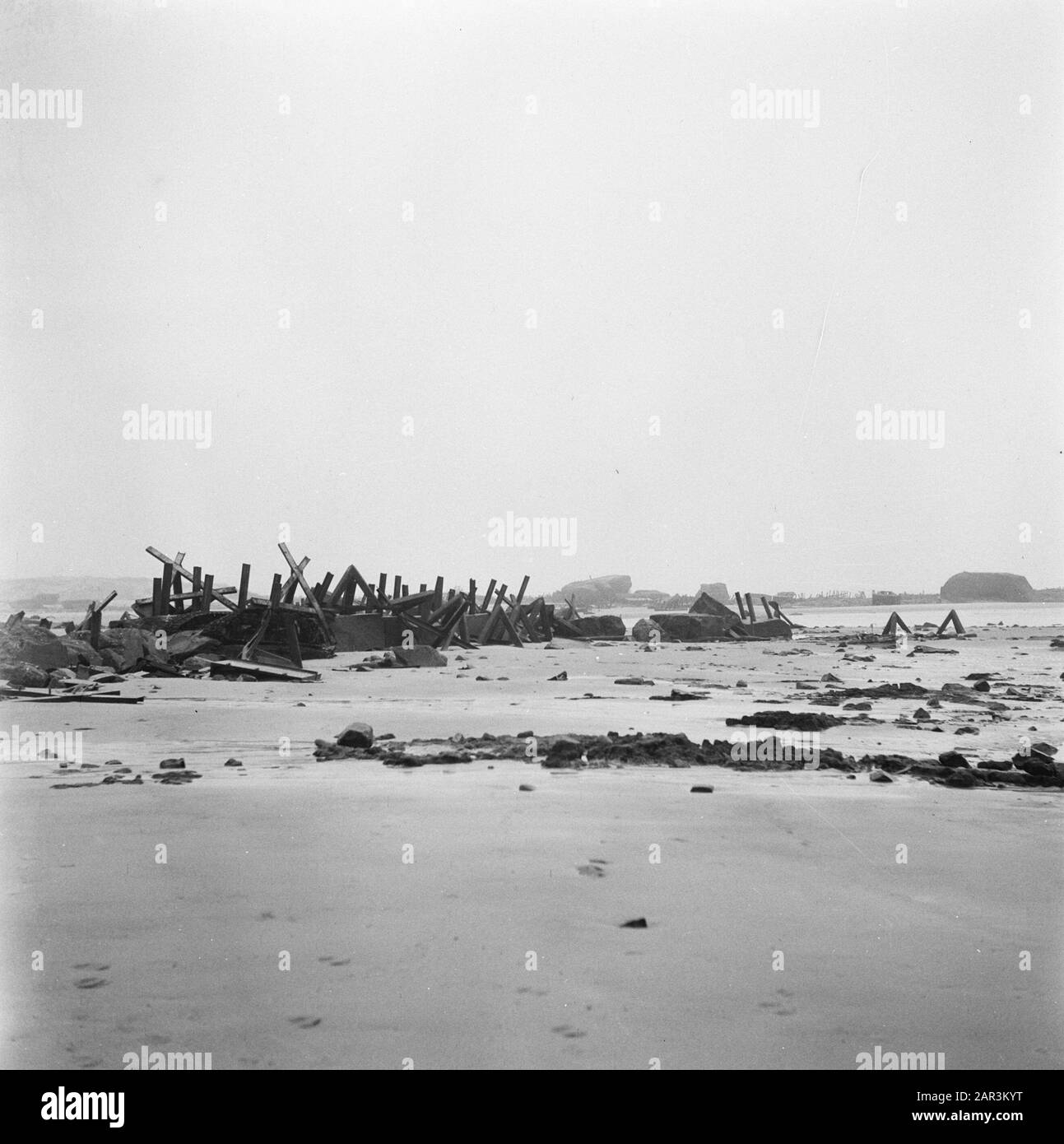 Atlantikwal: Westkapelle Reportage du mur Atlantique détruit après la bataille de Scheldemonding (Westkapelle) Date: Novembre 1944 lieu: Westerschelde, Westkapelle, Zeeland mots clés: Bunkers, côtes, seconde Guerre mondiale, fortifications Banque D'Images