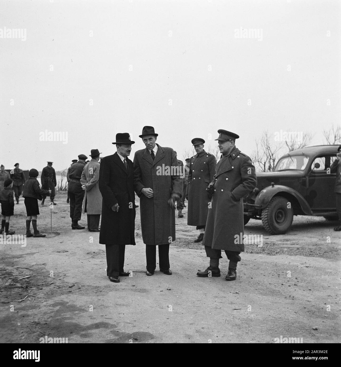 Dévastation: Zeeland [Visite du ministre britannique Attelee à la destruction et aux inondations sur Walcheren] Ministre Attelee dans une conversation avec les autorités militaires et civiles Annotation: Le général droit règles Date: 10 mars 1945 lieu: Vlissingen, Walcheren, Zeeland mots clés: Militaire, ministres Nom personnel: Attellee, C.R. Banque D'Images