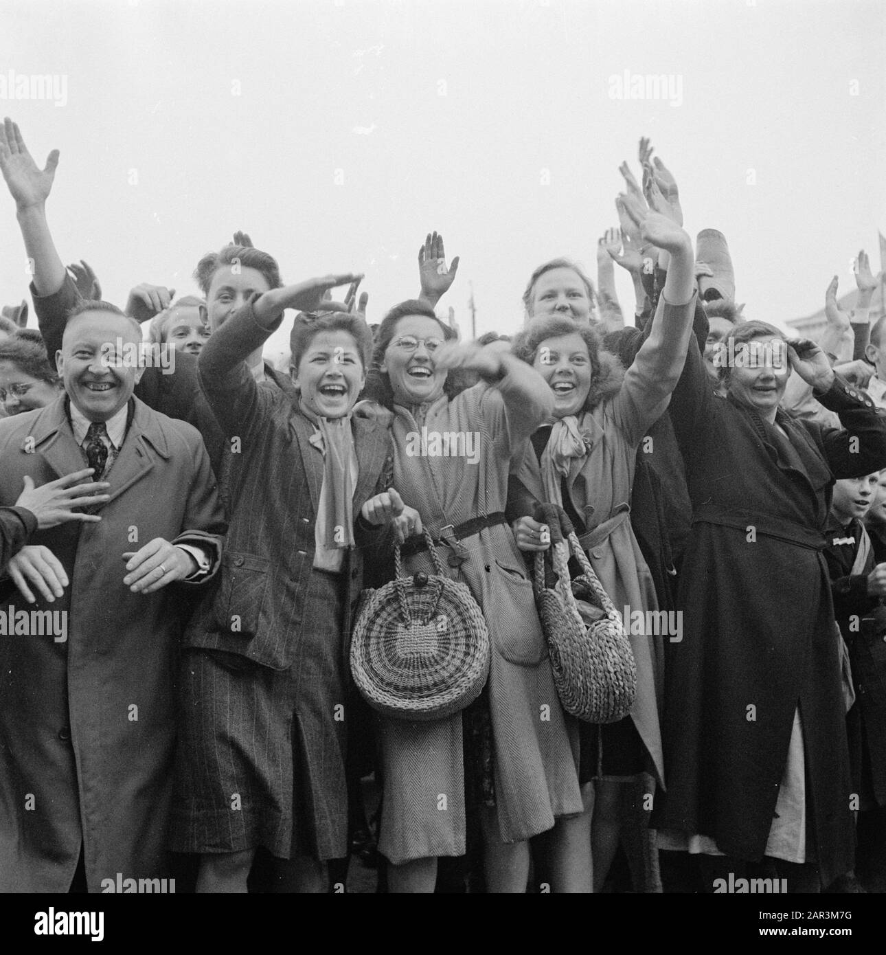 Front North-East Pays-Bas: Tour Prins Bernhard applaudisse le prince à Leeuwarden Date: Avril 1945 lieu: Friesland, Leeuwarden mots clés: Foule Banque D'Images