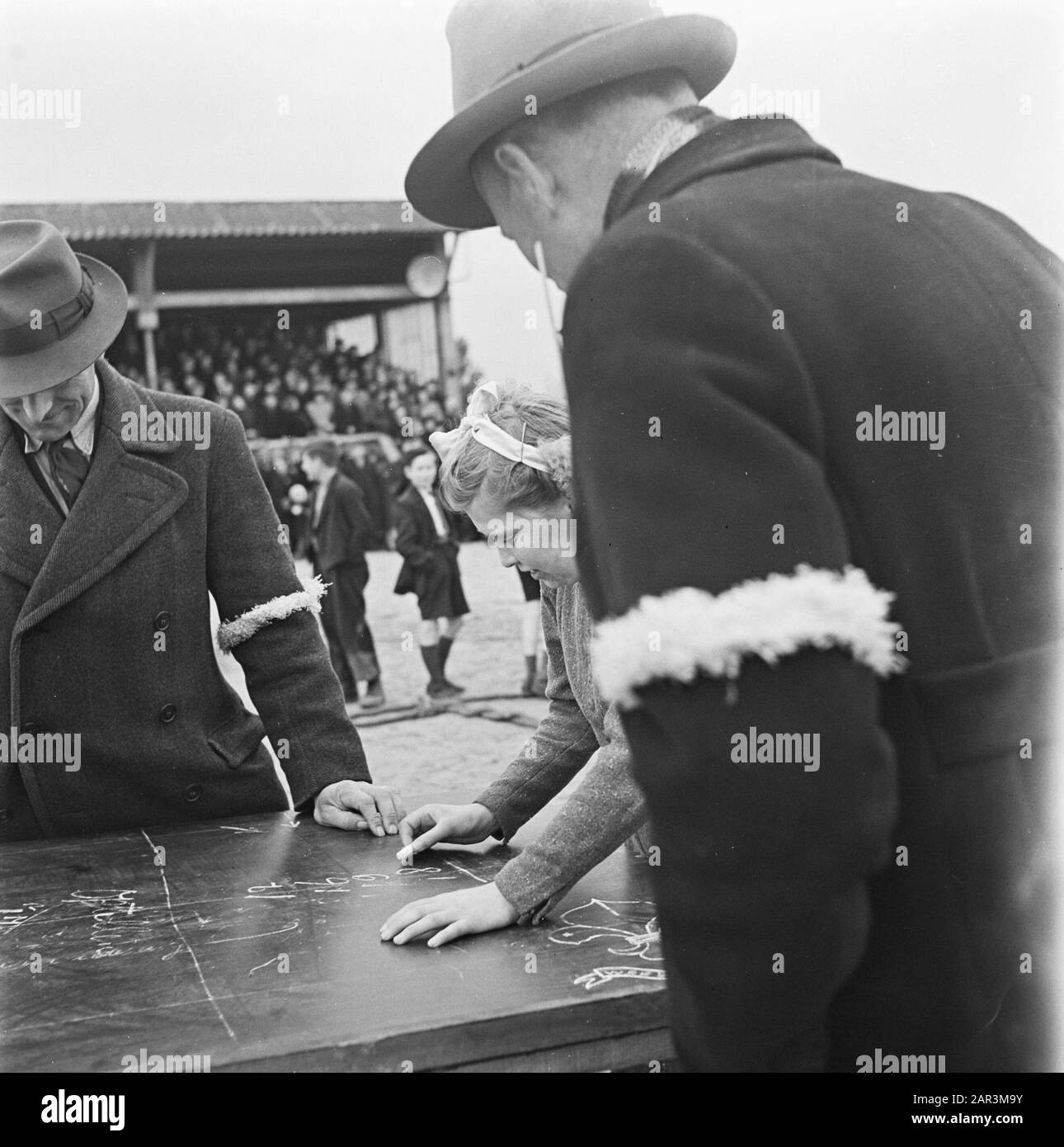 Festivals de libération: Belgique Geraardsbergen Parti des enfants néerlandais évacué en Belgique Annotation: Une fille fait un jeu de mathématiques Date: Mai 1945 lieu: Belgique, Geraardsbergen mots clés: Les partis de libération, les evacues, les enfants, la seconde Guerre mondiale Banque D'Images