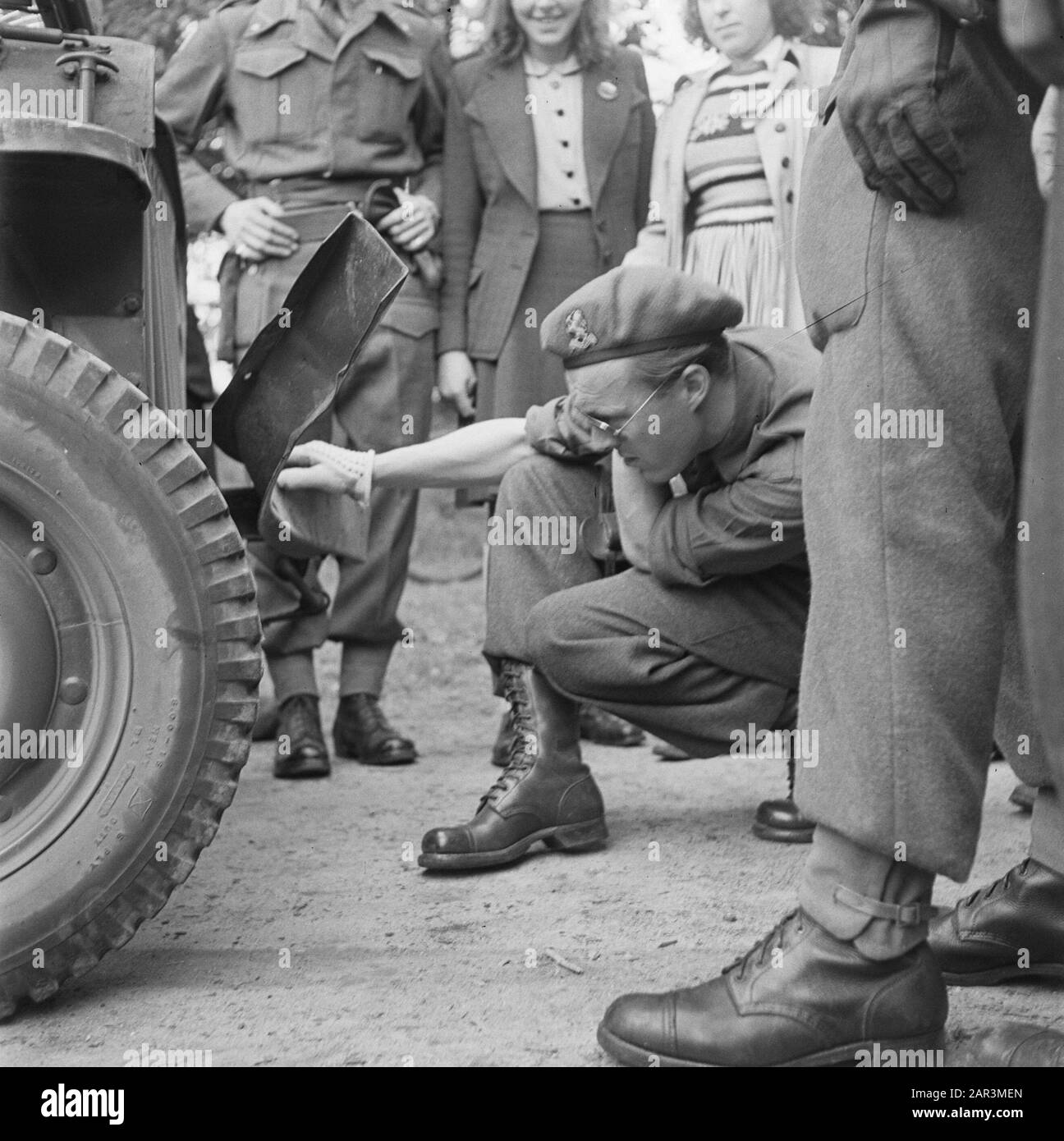 Le prince Bernhard à sa jeep après une collision. Date: Mai 1945 Mots Clés: Royal House, World War Ii Nom Personnel: Bernhard, Prince Banque D'Images