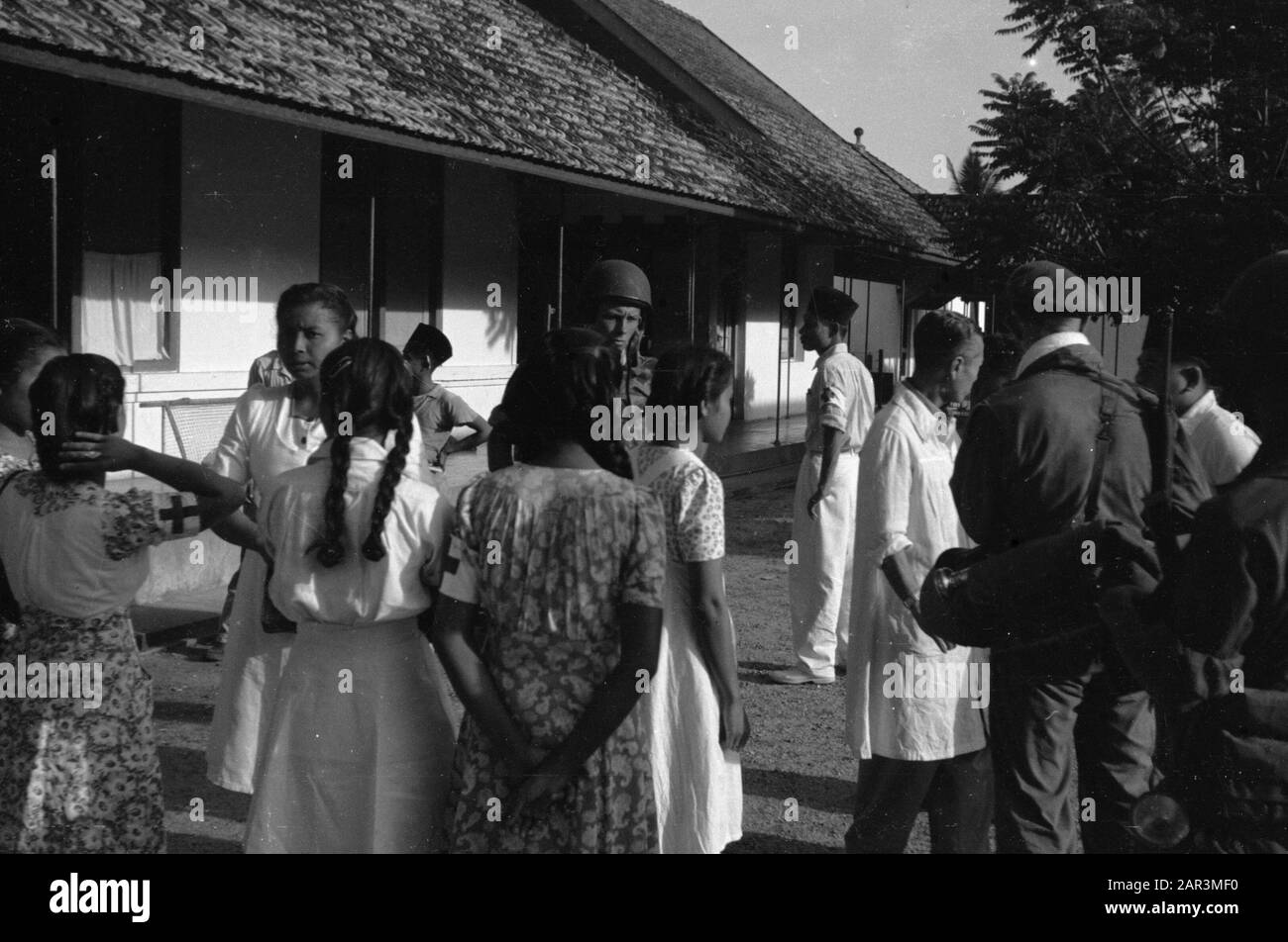Djambi au début de la matinée du 30 décembre 1948 a été maraché par les troupes néerlandaises à Djambi (Sumatra). Cet endroit était occupé sans opposition à 8 heures. L'une des premières actions de l'armée néerlandaise a été la prise de contrôle de l'hôpital où les médecins et le personnel infirmier étaient encore présents. Après avoir reçu certaines instructions, ils sont tous revenus au travail Date: 30 décembre 1948 lieu: Djambi, Indonésie, Antilles orientales néerlandaises, Sumatra Banque D'Images