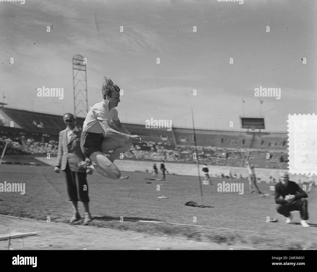 Journée Olympique À Amsterdam. Fanny Blankers-Koen au long saut Date: 21 juillet 1951 lieu: Amsterdam, Noord-Holland mots clés: Athlétisme, sport Nom De La Personne: Blankers-Koen, Fanny Banque D'Images