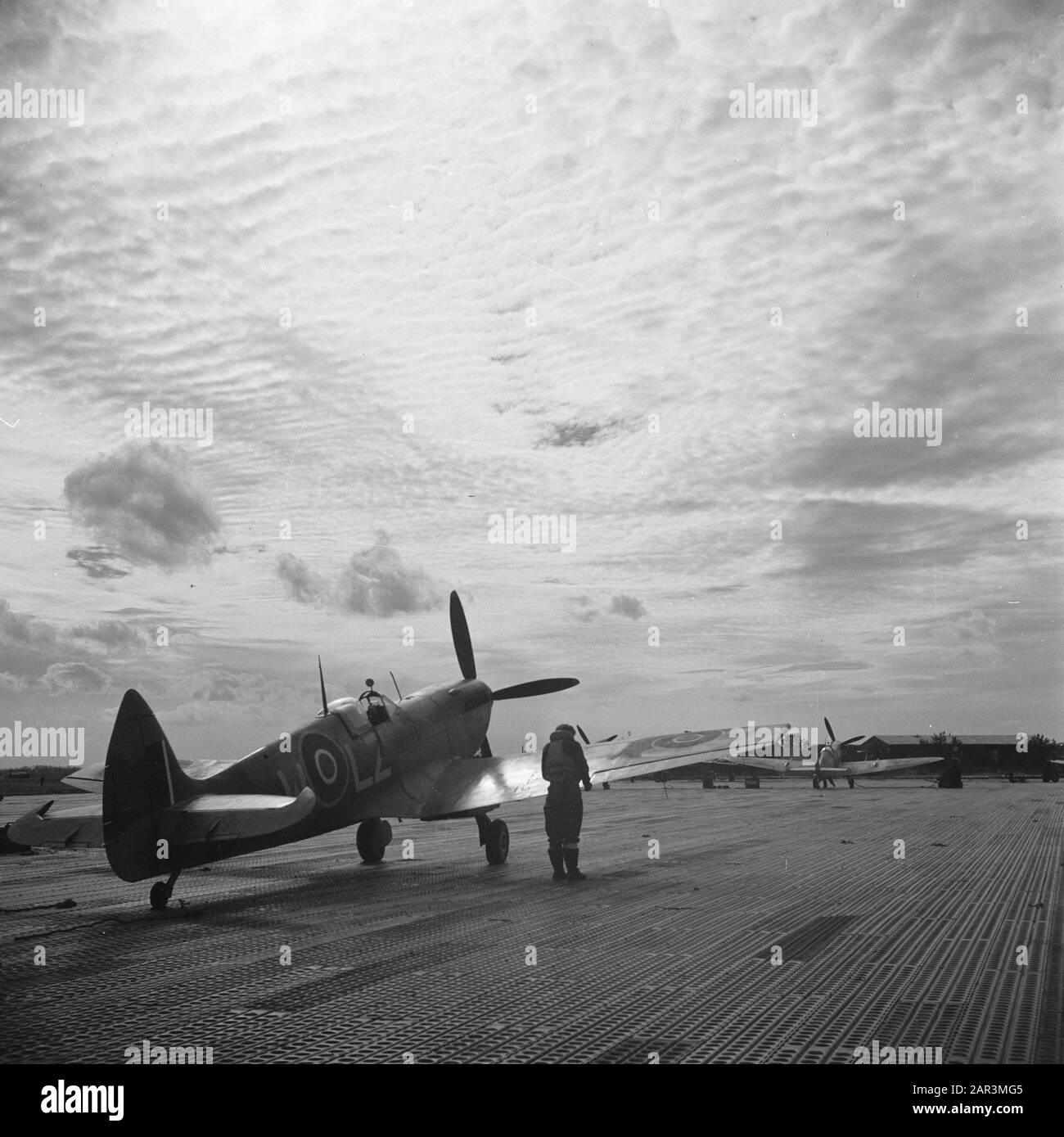 Aviation: Aéroport Schijndel [Spitfires under night SKY] Annotation: Sujet 66 escadron qui a volé avec des Spitfires supermarins avec plaque d'immatriculation LZ (partie de la 132 Escadre) Date: 14 février 1945 lieu: Brabant Nord, Schijndel mots clés: Aviation, deuxième guerre mondiale, avion Banque D'Images