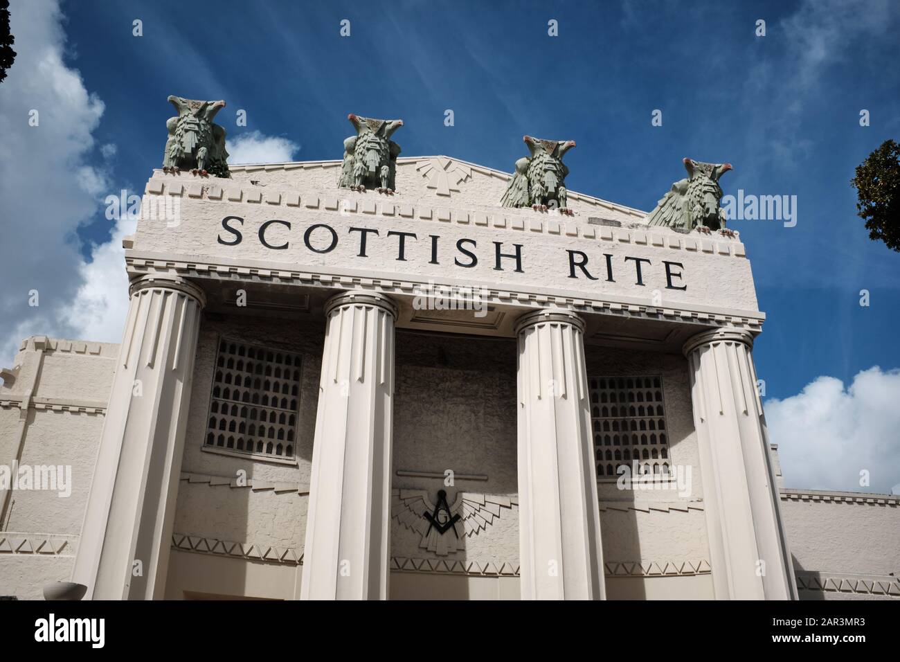 Vue sur le temple historique Scottish Rite Mason sur la rivière Miami dans le centre-ville de Miami, en Floride, aux États-Unis Banque D'Images