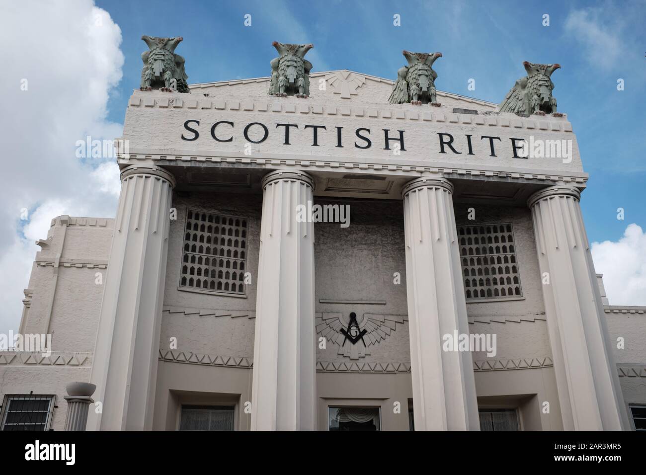 Vue sur le temple historique Scottish Rite Mason sur la rivière Miami dans le centre-ville de Miami, en Floride, aux États-Unis Banque D'Images
