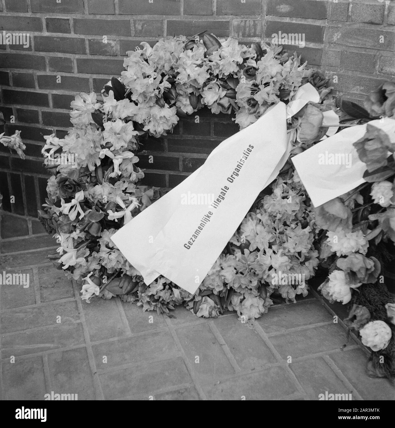 Forgidités au monument de guerre Haagsche Schouw près De La Haye [couronne des organisations illégales conjointes] Date: 1945 lieu: La Haye, Zuid-Holland mots clés: Festivals de libération, couronnes, monuments de guerre, seconde Guerre mondiale Banque D'Images