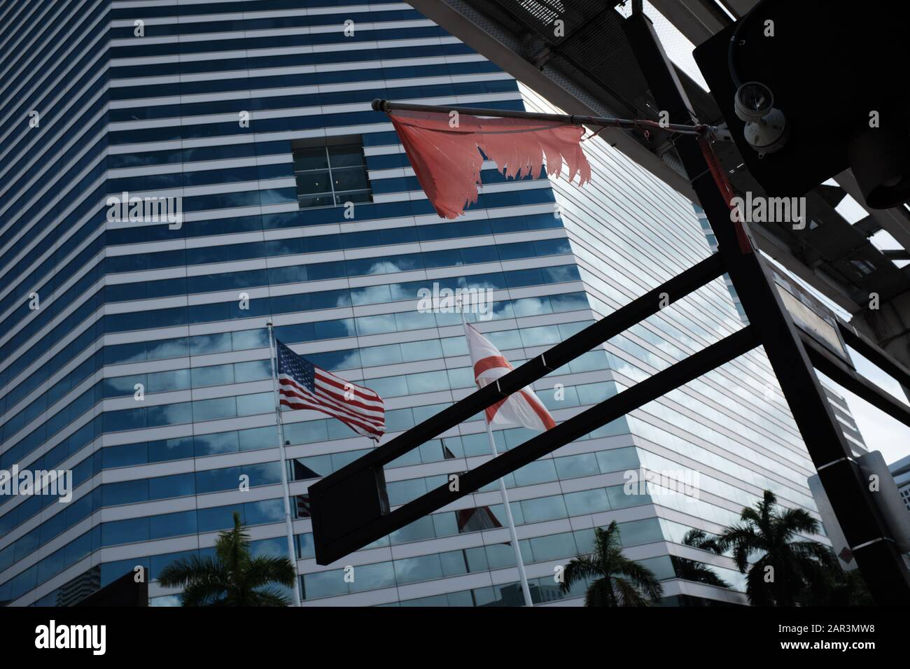 Vue sur le bâtiment de la Tour de Miami dans le centre-ville de Miami avec drapeaux et voies MetroMover dans le cadre Banque D'Images