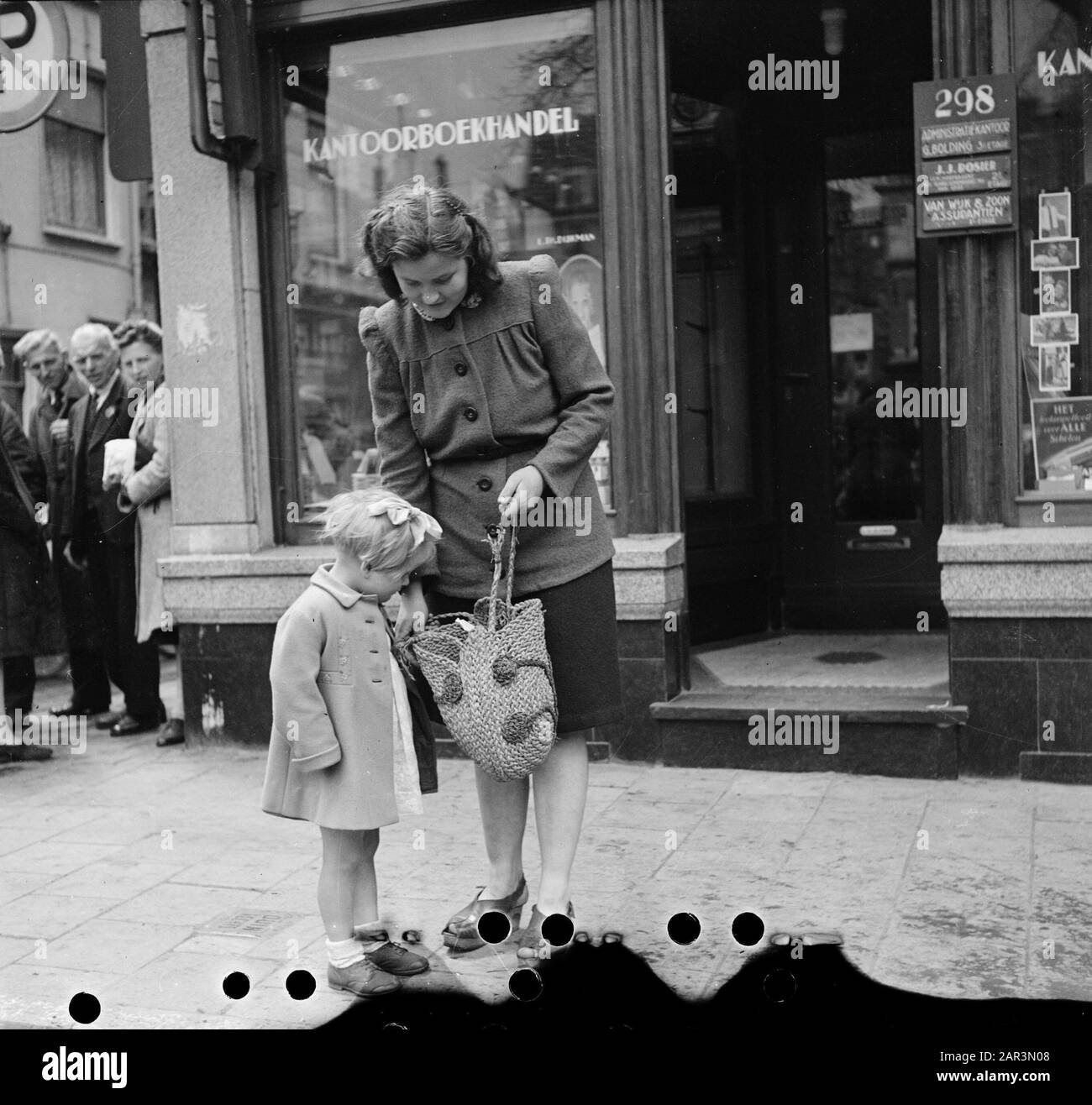 Approvisionnement alimentaire: Distribution le public d'Amsterdam achète avec impatience la nouvelle nourriture arrivée Date: Juin 1945 lieu: Amsterdam, Noord-Holland mots clés: Deuxième Guerre mondiale, Services alimentaires Banque D'Images