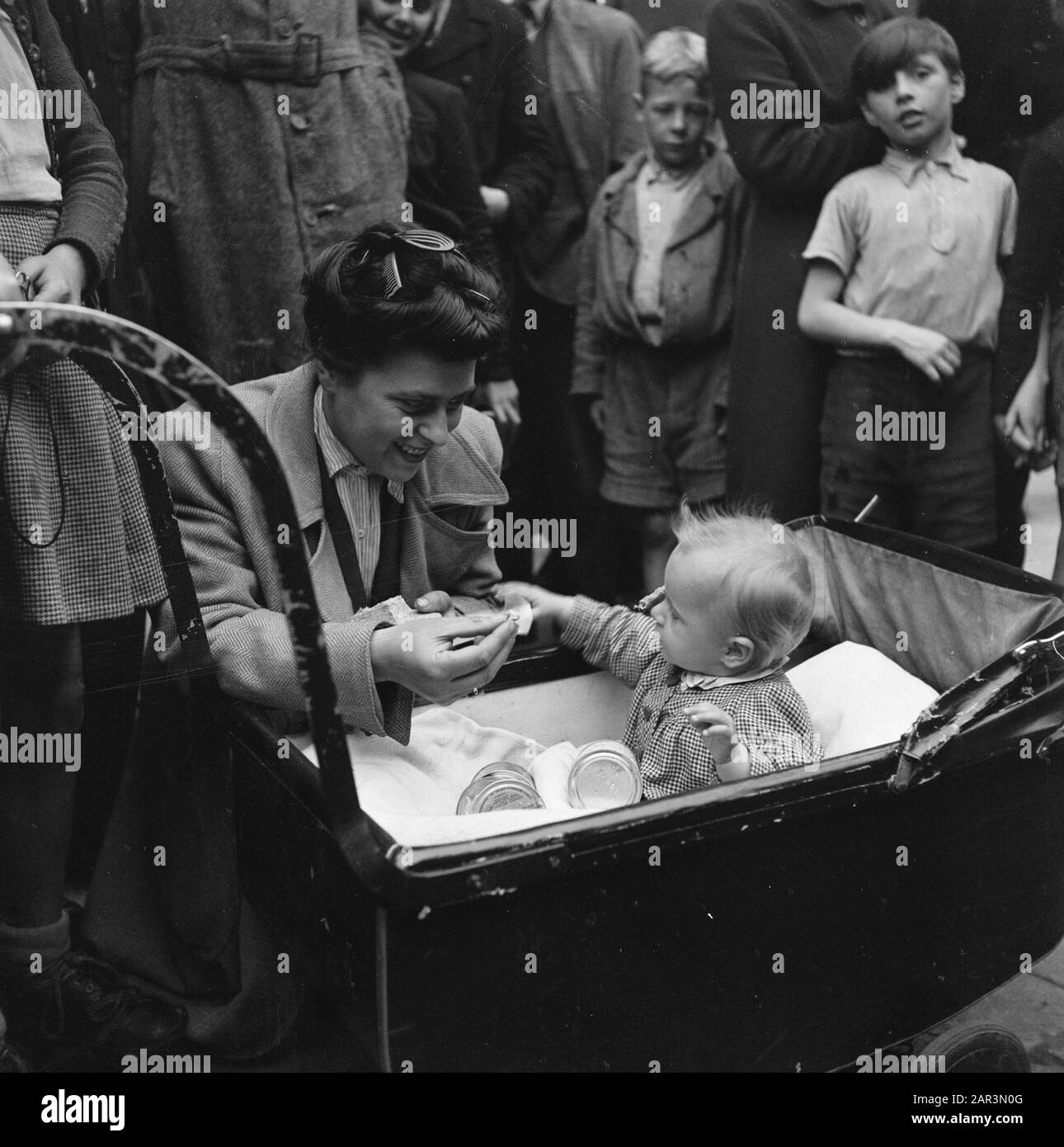 Approvisionnement alimentaire: Distribution le public d'Amsterdam achète avec impatience la nouvelle nourriture arrivée Date: Juin 1945 lieu: Amsterdam, Noord-Holland mots clés: Deuxième Guerre mondiale, Services alimentaires Banque D'Images