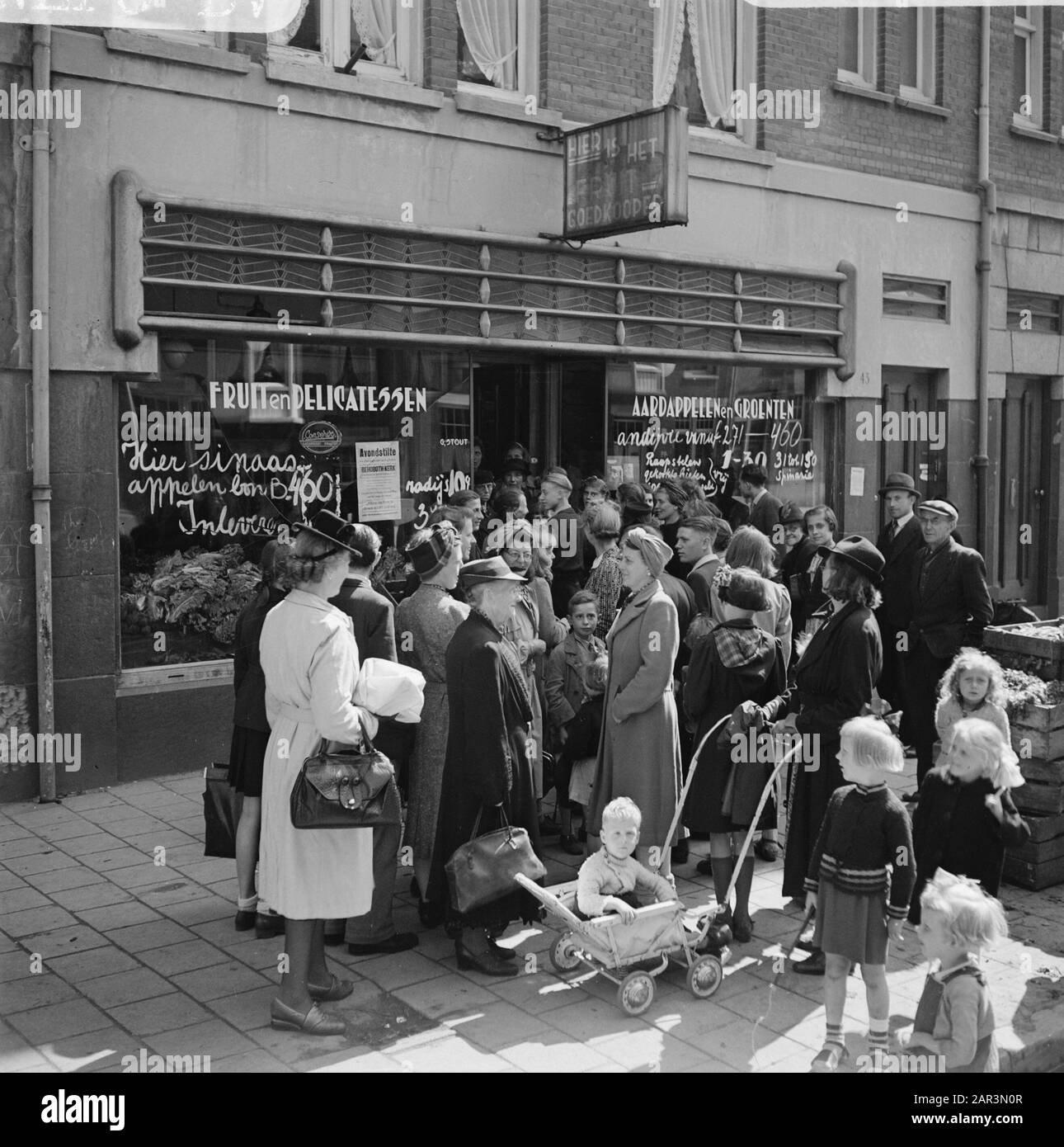 Approvisionnement alimentaire: Distribution le public d'Amsterdam achète avec impatience la nouvelle nourriture arrivée Date: Juin 1945 lieu: Amsterdam, Noord-Holland mots clés: Deuxième Guerre mondiale, Services alimentaires Banque D'Images