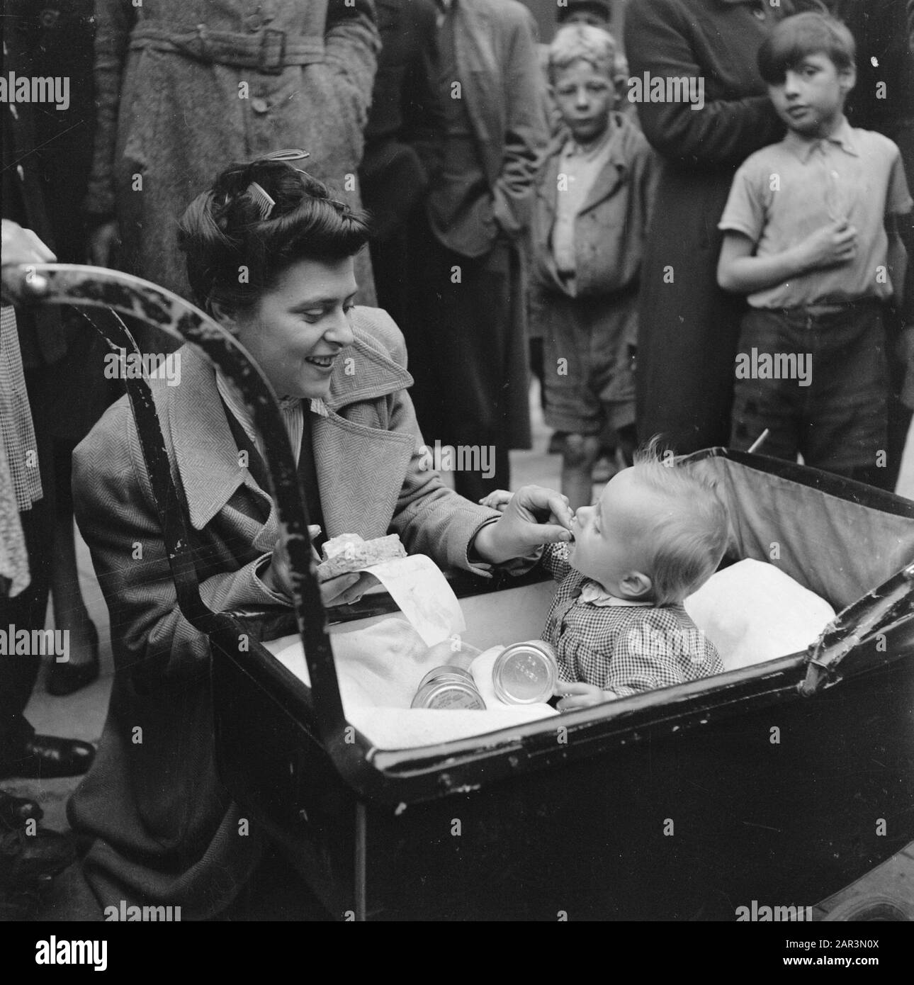 Approvisionnement alimentaire: Distribution le public d'Amsterdam achète avec impatience la nouvelle nourriture arrivée Date: Juin 1945 lieu: Amsterdam, Noord-Holland mots clés: Deuxième Guerre mondiale, Services alimentaires Banque D'Images