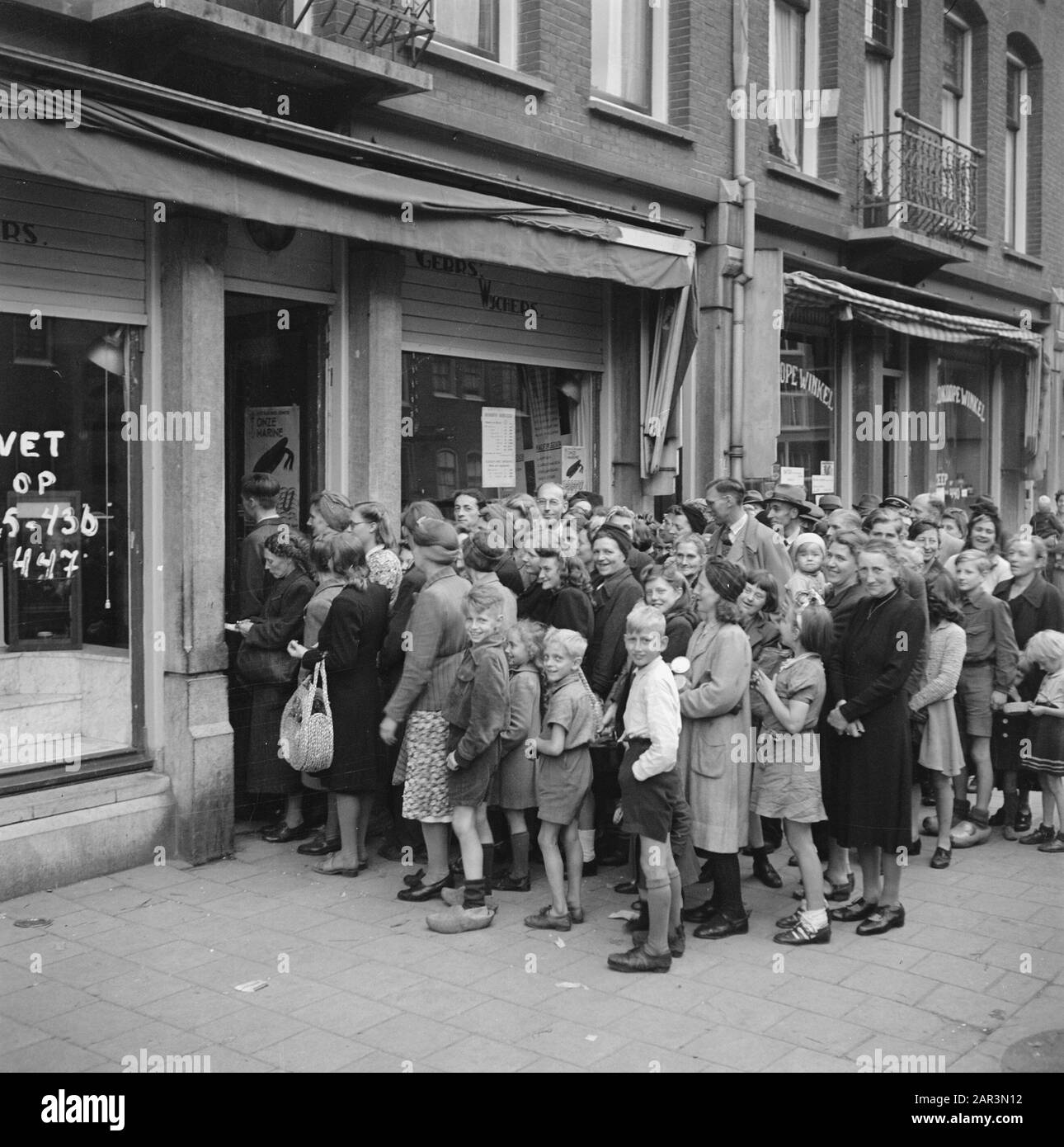 Approvisionnement alimentaire: Distribution le public d'Amsterdam achète avec impatience la nouvelle nourriture arrivée Date: Juin 1945 lieu: Amsterdam, Noord-Holland mots clés: Deuxième Guerre mondiale, Services alimentaires Banque D'Images