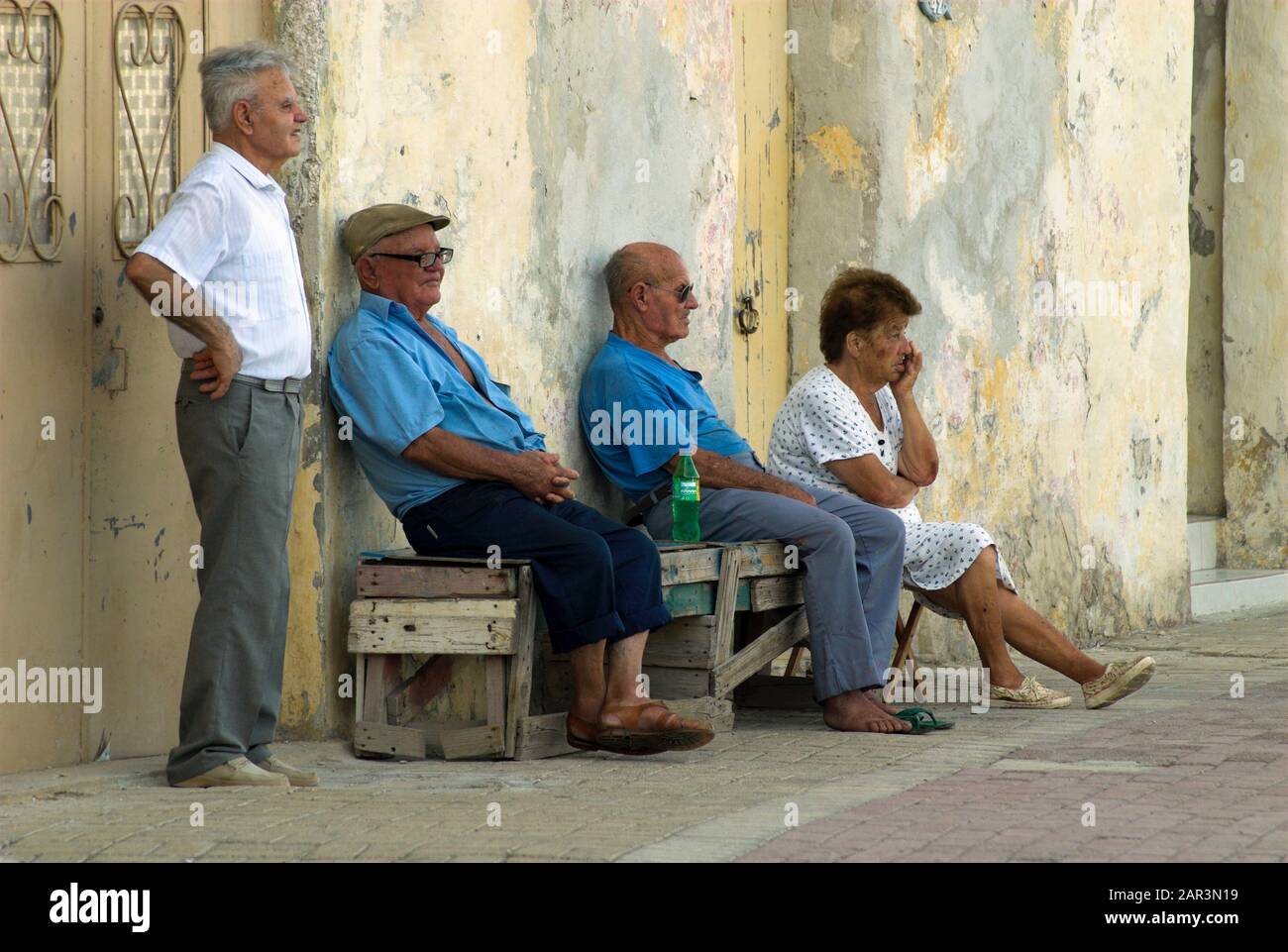 Pause après-midi dans le port de pêche de Marsaxlokk, Malte Banque D'Images