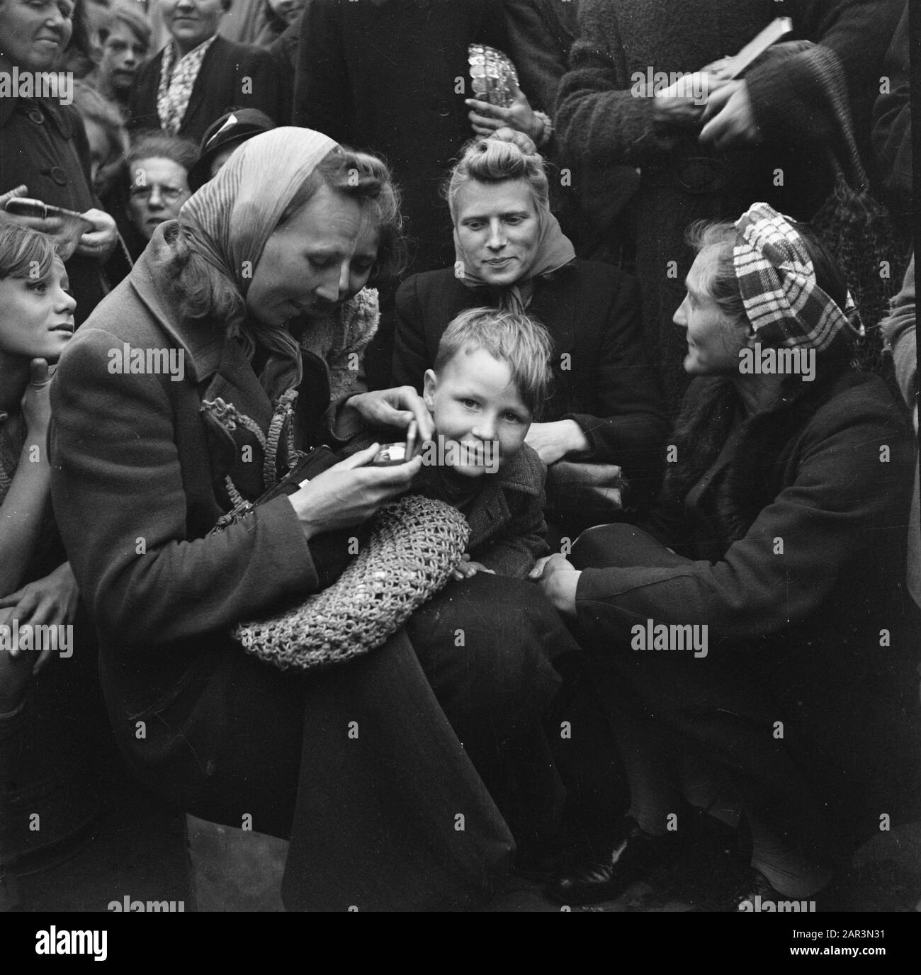 Approvisionnement alimentaire: Distribution le public d'Amsterdam achète avec impatience la nouvelle nourriture arrivée Date: Juin 1945 lieu: Amsterdam, Noord-Holland mots clés: Deuxième Guerre mondiale, Services alimentaires Banque D'Images