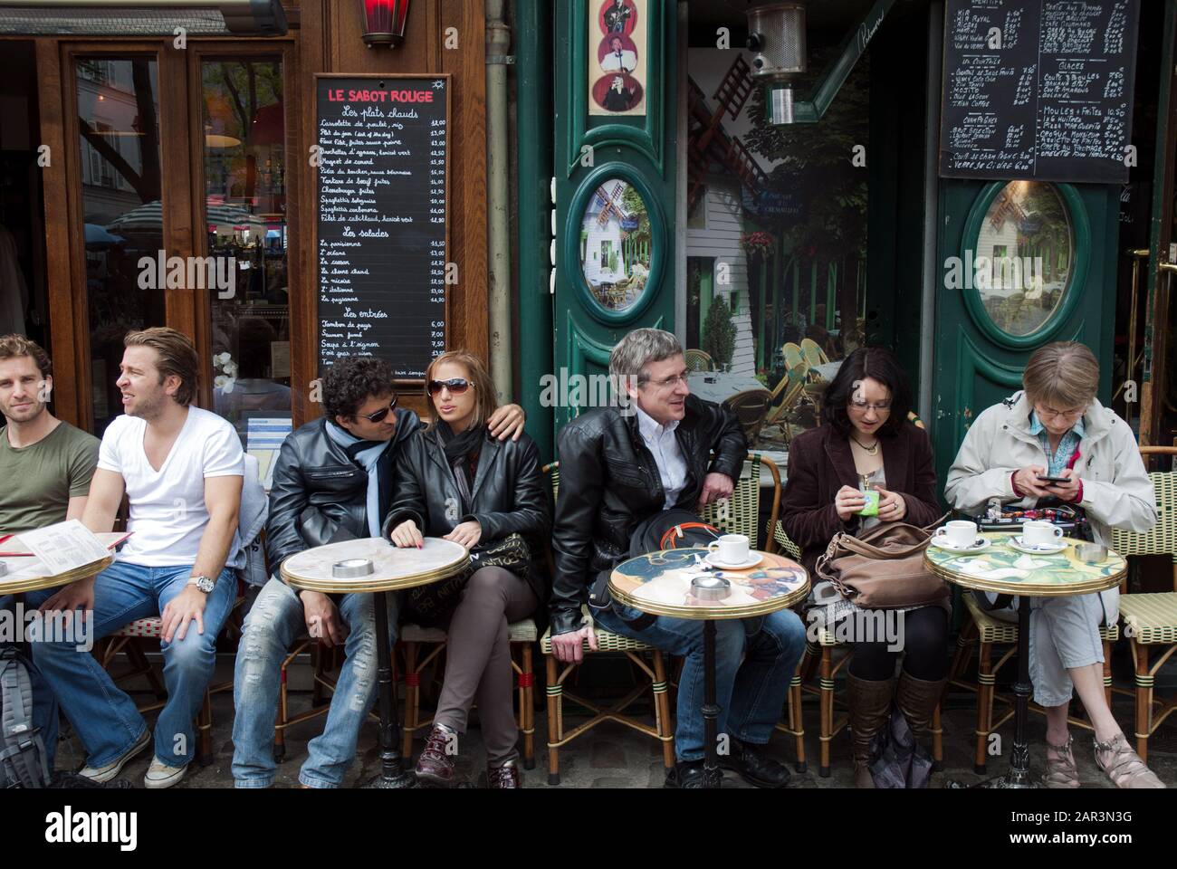 Clients assis à l'extérieur d'un café à Montmartre, Paris, France Banque D'Images