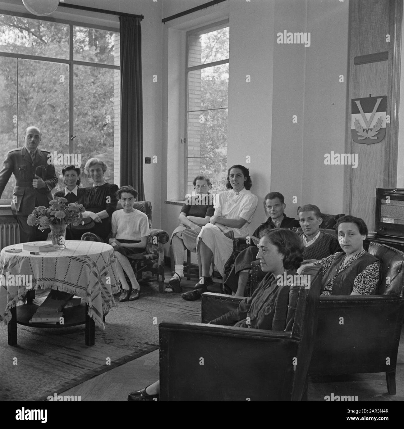 Rapatriement: Bruxelles Avec la coopération du Service belge De Rapatriement, Le Rapatriement néerlandais des Pays-Bas des camps de concentration allemands a pu créer une maison de repos située dans la belle région de Laeken près de Bruxelles. Le jeudi 14 juin 1945, l'ambassadeur néerlandais en Belgique a ouvert la maison de retraite. Le ministre belge Du Rapatriement, M. Paul van Zeeland, était également présent. Résidents et personnel infirmier Date: 14 juin 1945 lieu: Belgique, Laeken mots clés: Sites de convalescence, patients, sanatoriums, seconde Guerre mondiale Banque D'Images