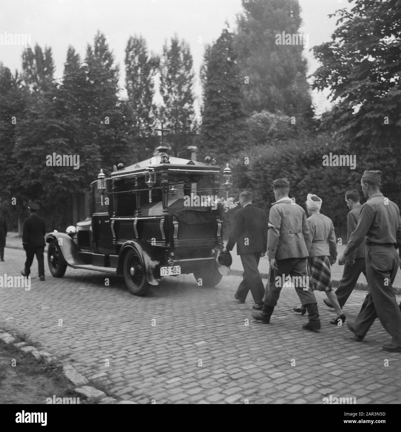 Funérailles [le ouï est suivi d'hommes et d'une femme en uniforme] Annotation: Photo probablement prise à Bruxelles ou près de Bruxelles (voir la série précédente) Date: 14 juin 1945 mots clés: Obsèques, seconde Guerre mondiale Banque D'Images