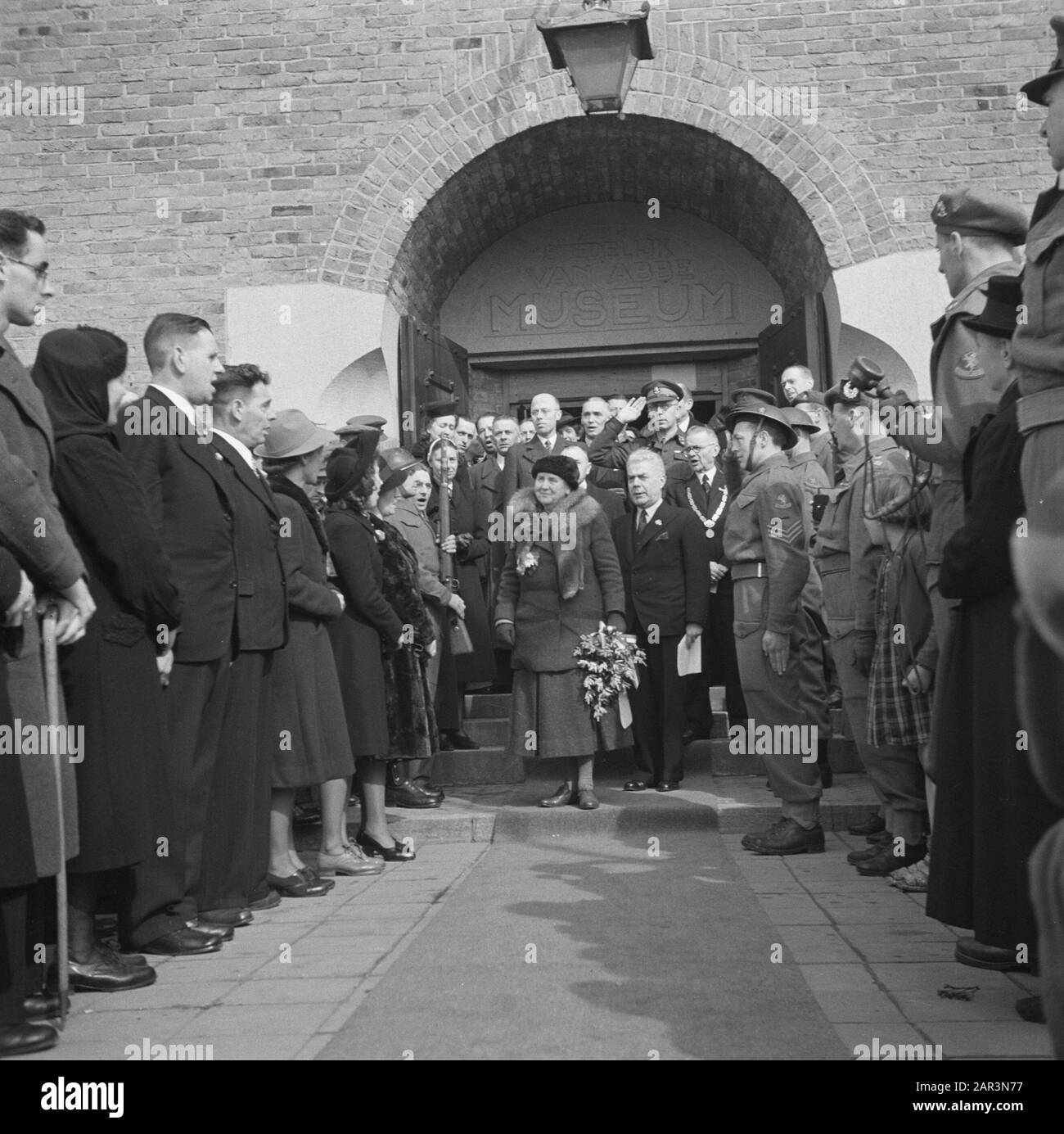 Visite de la reine Wilhelmina à travers les Pays-Bas libérés du Sud (Zélande, Brabant et Limbourg) la reine Wilhelmina écoute le Wilhelmus chanté par les participants à l'annotation du Van Abbemuseum: Sur les escaliers le ministre Beel, le maire Verdijk et le colonel Van Leeuwen. Outre le directeur du musée Wilhelmina W.J.A. Pêcheur ? Date : 19 mars 1945 lieu : Eindhoven mots clés : festivals de libération, seconde Guerre mondiale Nom personnel : Wilhelmina (Reine Pays-Bas) Banque D'Images