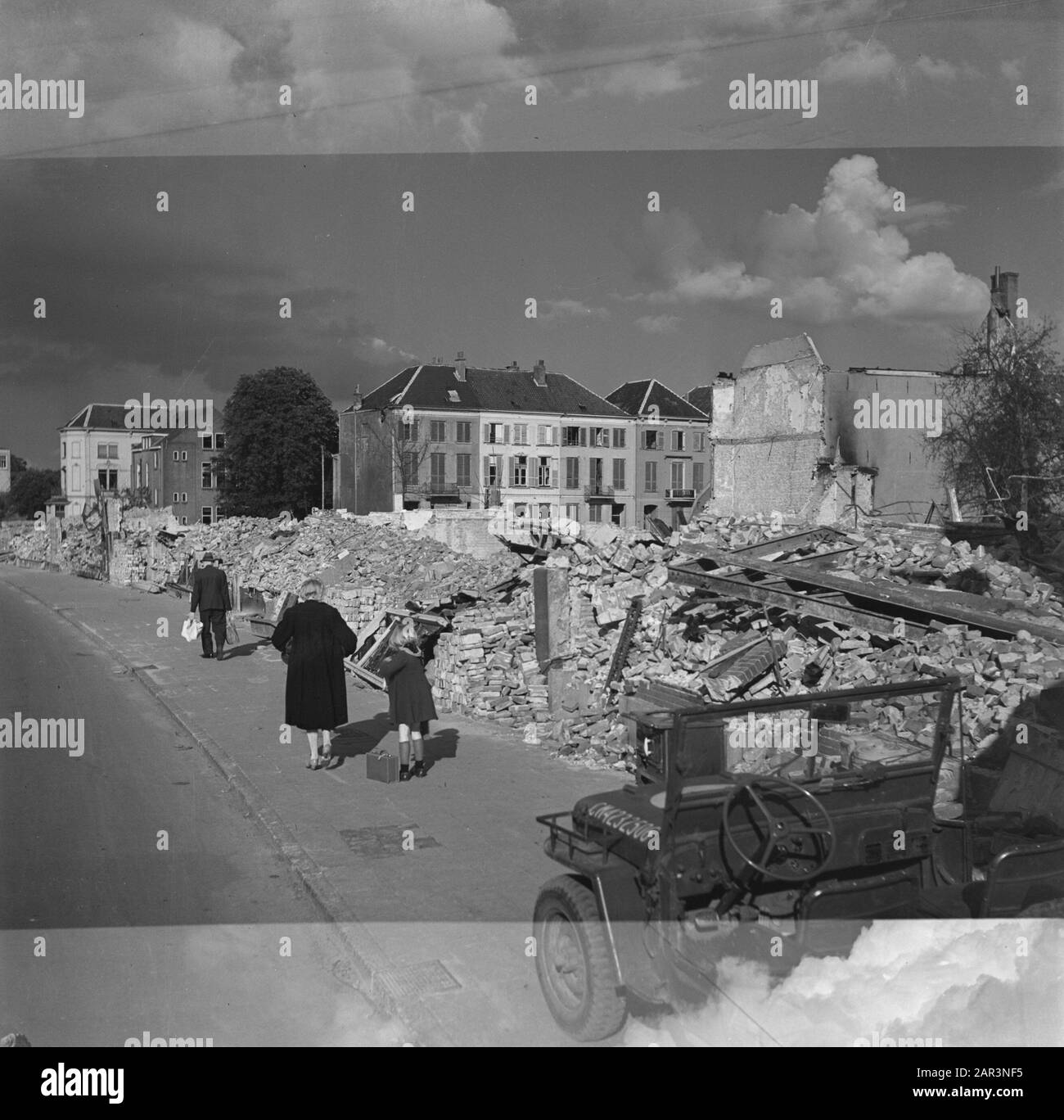 Dévastation : Arnhem [jeep militaire avec évacuations de retour] Date : juin 1945 lieu : Arnhem mots clés : bâtiments, seconde Guerre mondiale, destruction Banque D'Images