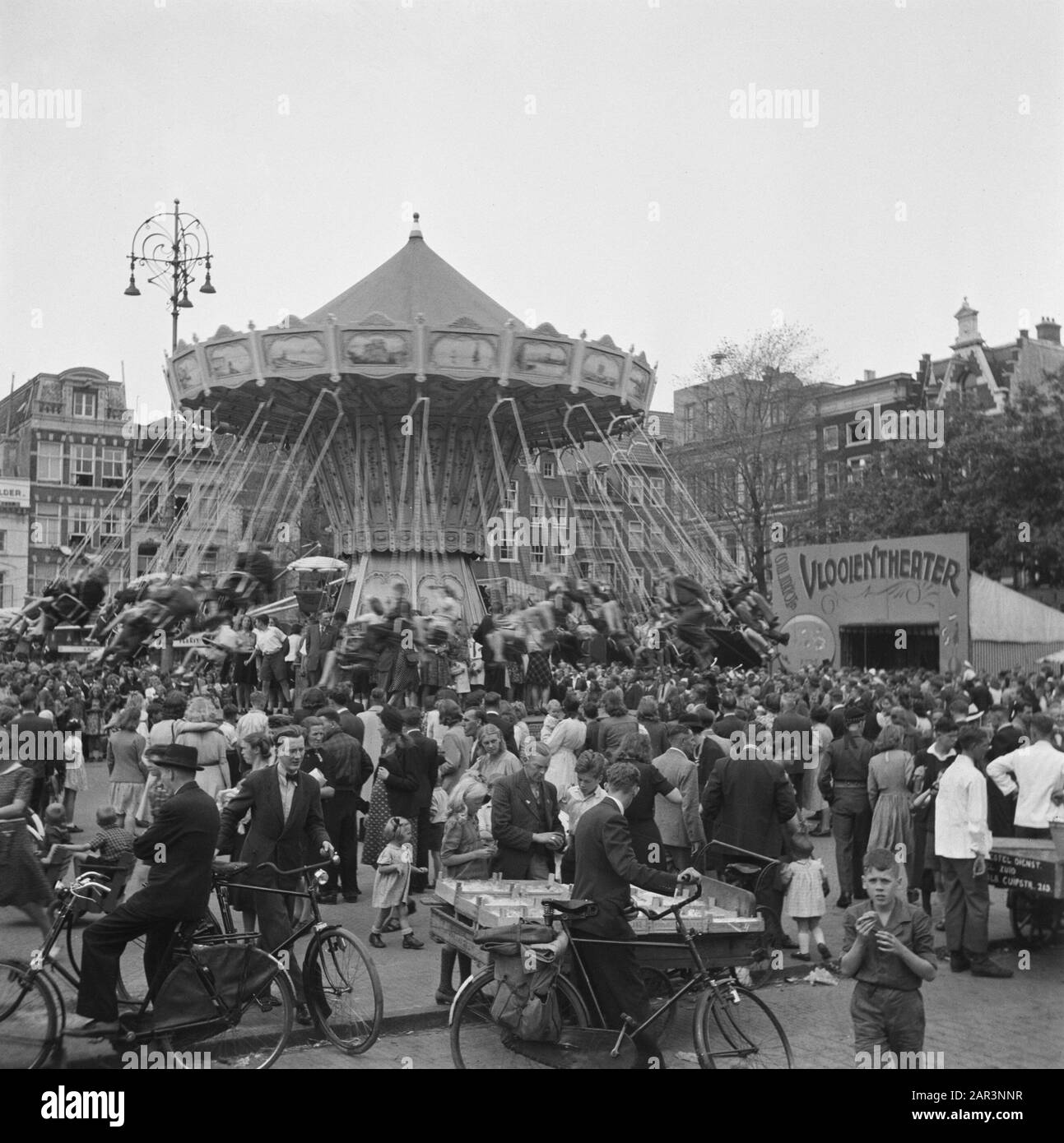 Les divertissements populaires à Amsterdam. Rép. Des diverses festivités liées à la libération dans la capitale [Foire à l'Amstelvelvelvelvelveld] Date: 28 juin 1945 lieu: Amsterdam, Noord-Holland mots clés: Festivals de libération, deuxième Guerre mondiale Banque D'Images