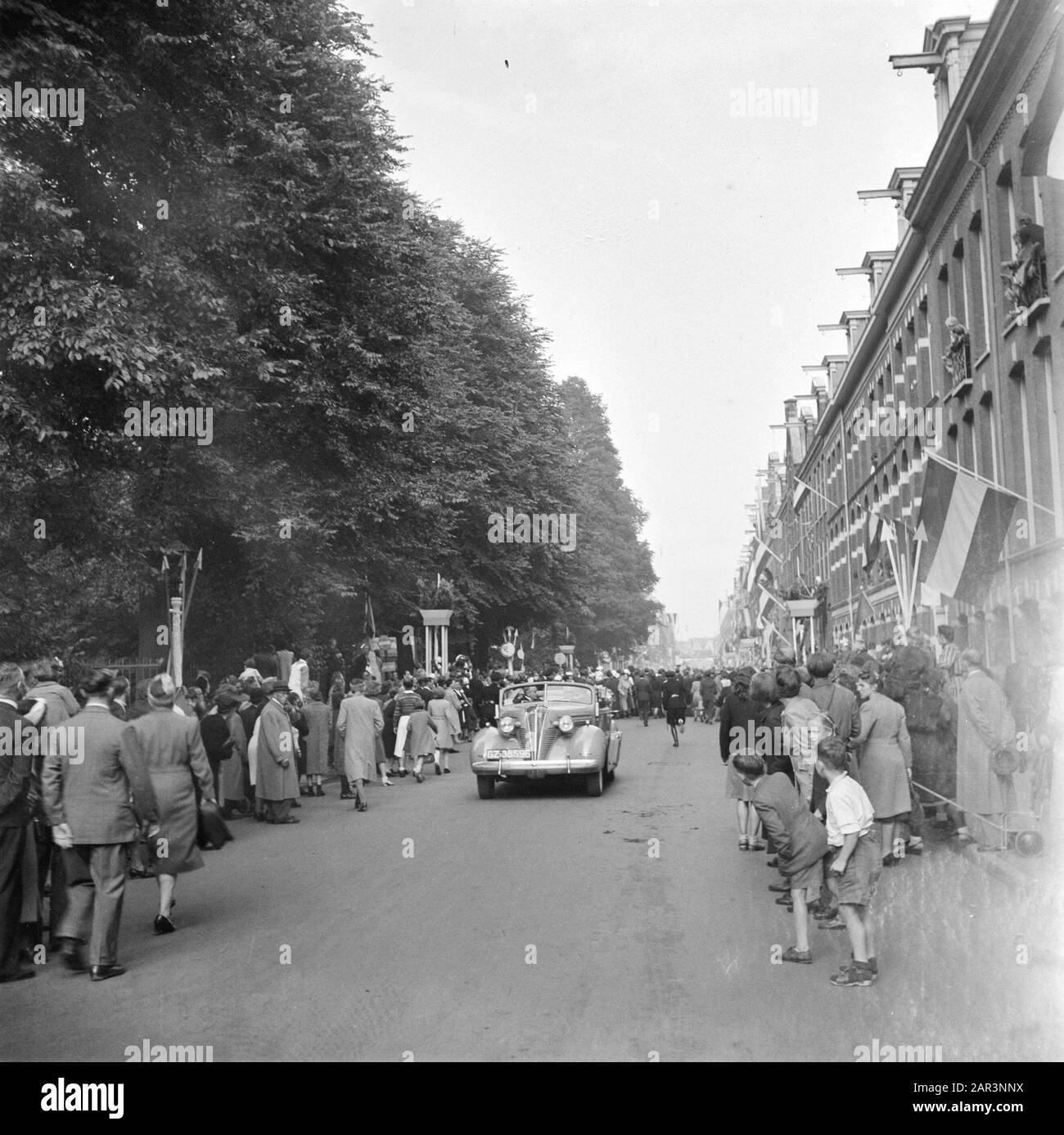 Les divertissements populaires à Amsterdam. Rép. Des diverses festivités après la libération dans la capitale [excursion en équitation de la Reine Wilhelmina. Le public circule lorsque la voiture semble arrêtée. La voiture de première devant le maire de Boer doit maintenant attendre] Date: 28 juin 1945 lieu: Amsterdam, Noord-Holland mots clés: Festivals de libération, deuxième Guerre mondiale Banque D'Images