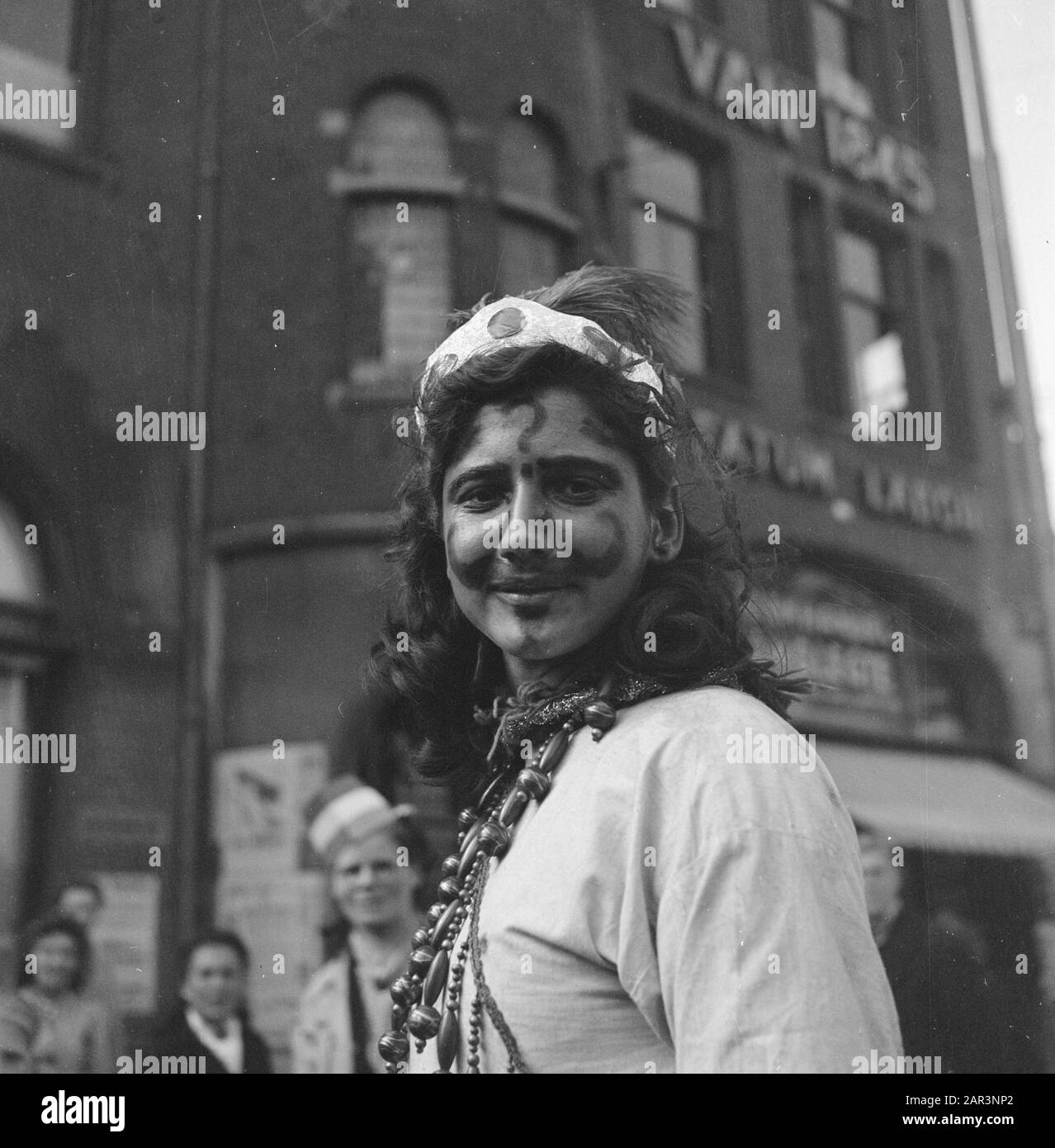 Les divertissements populaires à Amsterdam. Rép. Des diverses festivités liées à la libération dans la capitale [Fille à visage peint] Date: 28 juin 1945 lieu: Amsterdam, Noord-Holland mots clés: Festivals de libération, deuxième Guerre mondiale Banque D'Images