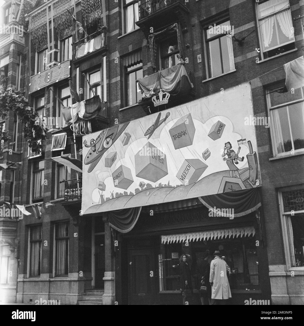 Les divertissements populaires à Amsterdam. Rép. Des diverses festivités liées à la libération dans la capitale [bannière avec présentation de droppings alimentaires] Date: 28 juin 1945 lieu: Amsterdam, Noord-Holland mots clés: Festivals de libération, deuxième Guerre mondiale Banque D'Images