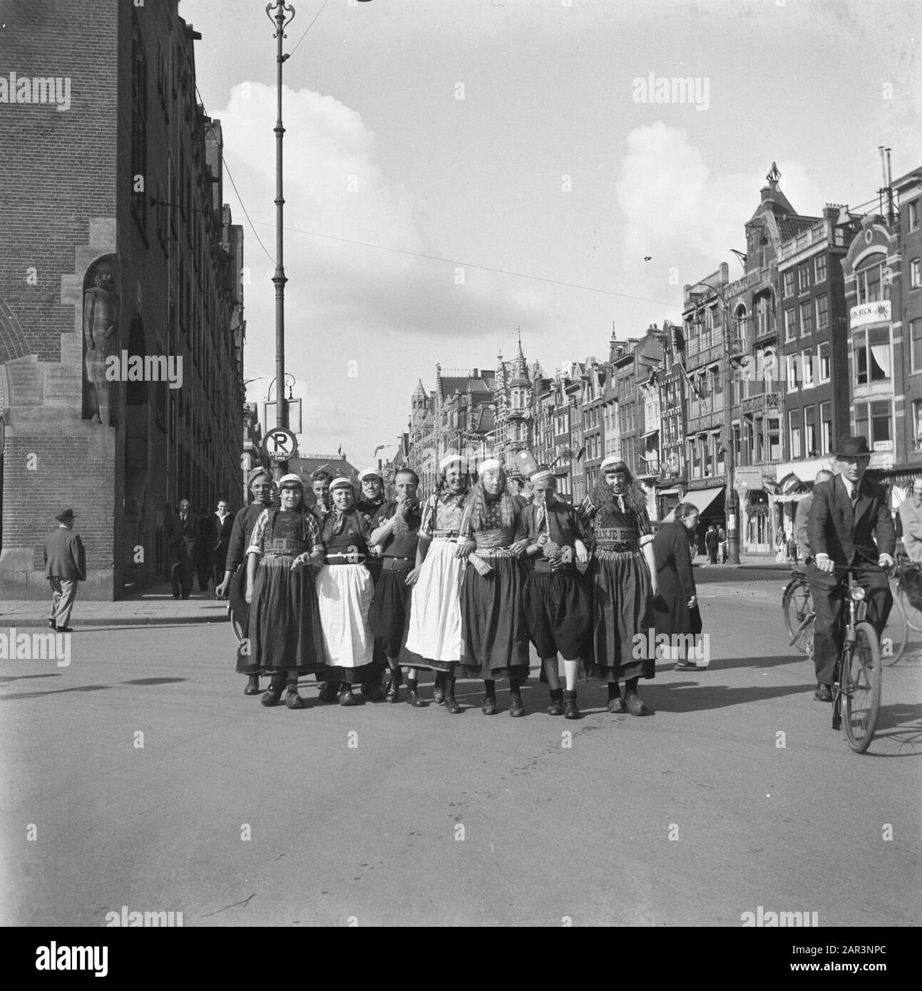 Les divertissements populaires à Amsterdam. Rép. Des diverses festivités liées à la libération dans la capitale [jeunes hommes et femmes en costume Marker au Damrak] Date: 28 juin 1945 lieu: Amsterdam, Noord-Holland mots clés: Festivals de libération, deuxième Guerre mondiale Banque D'Images