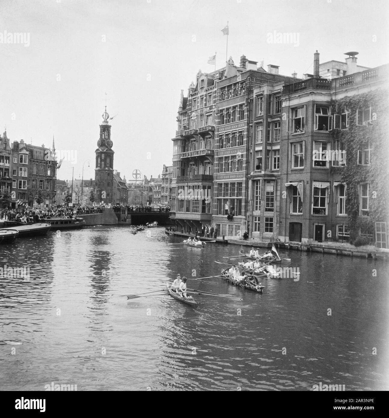 Les divertissements populaires à Amsterdam. Rép. Des diverses festivités après la libération dans la capitale [Rdue concurrence sur l'Amstel. En Arrière-Plan Munttoren] Date: 28 Juin 1945 Lieu: Amsterdam, Noord-Holland Mots Clés: Festivals De Libération, Seconde Guerre Mondiale Banque D'Images