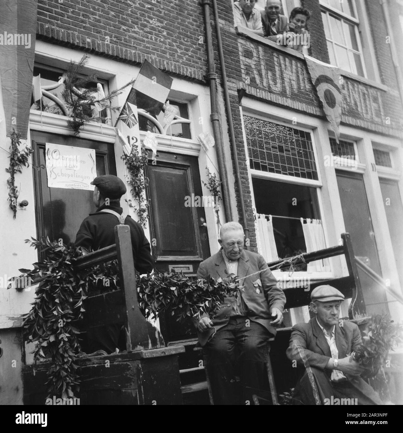Les divertissements populaires à Amsterdam. Rép. Des diverses festivités après la libération dans la capitale [les hommes décorent leur maison dans le Jordaan. Sur la porte est enregistré connexion de Créatures. Seulement Grote Vaart] Date: 1945 Lieu: Amsterdam, Noord-Holland Mots Clés: Festivals De Libération, Seconde Guerre Mondiale Banque D'Images