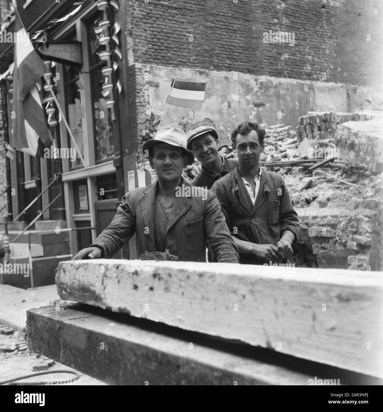 Les divertissements populaires à Amsterdam. Rép. Des diverses festivités après la libération dans la capitale [Trois hommes pour un bâtiment écroulé] Annotation: Lieu: Jordaan? Date : 28 Juin 1945 Lieu : Amsterdam, Noord-Holland Mots Clés : Festivals De Libération, Seconde Guerre Mondiale Banque D'Images