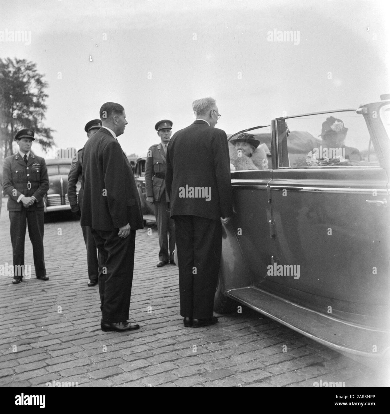 Les divertissements populaires à Amsterdam. Rép. Des diverses festivités qui ont suivi la libération dans la capitale [Commissaire en chef H.J. Versteeg (à gauche) et maire suppléant Feike de Boer saluent la reine Beatrix à son arrivée en voiture] Date: 28 juin 1945 lieu: Amsterdam, Noord-Holland mots clés: Festivals de libération, seconde Guerre mondiale Banque D'Images