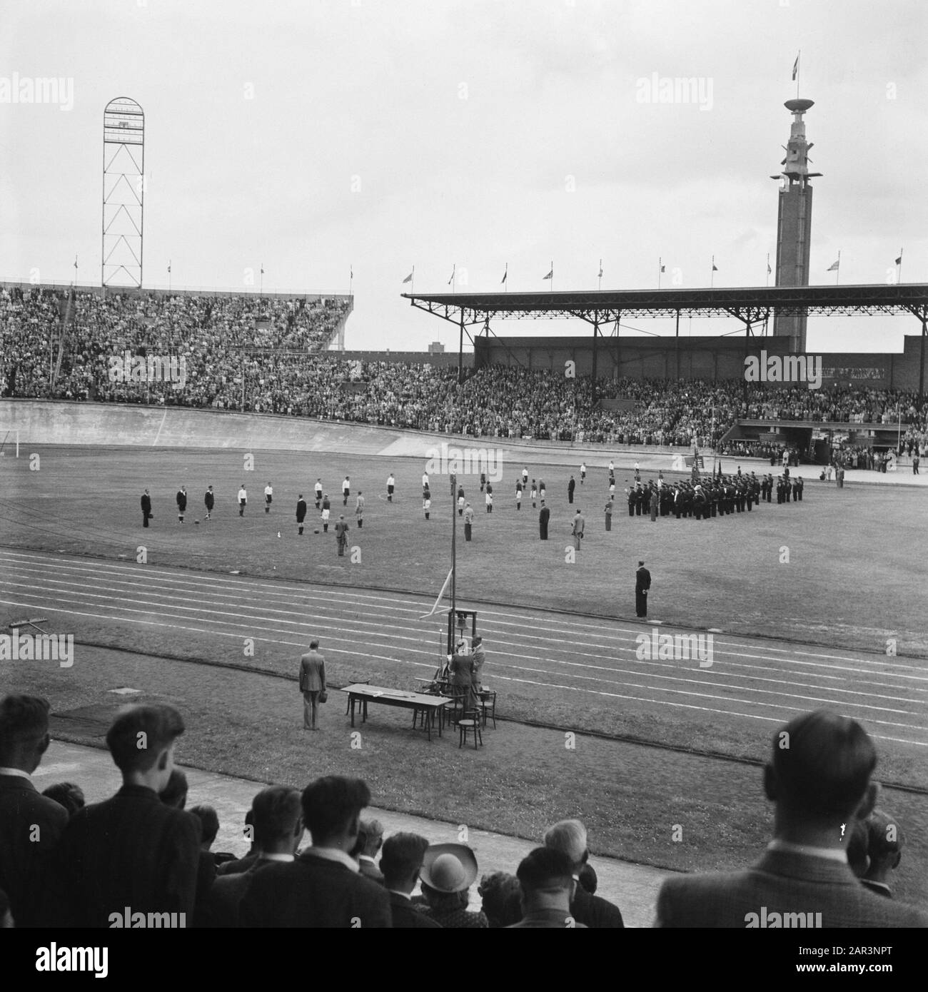 Les divertissements populaires à Amsterdam. Les festivités qui ont suivi la libération dans la capitale [les joueurs de football se tiennent au stade olympique. L'hymne national est joué] Date: 28 juin 1945 lieu: Amsterdam, Noord-Holland mots clés: Festivals de libération, seconde Guerre mondiale Banque D'Images