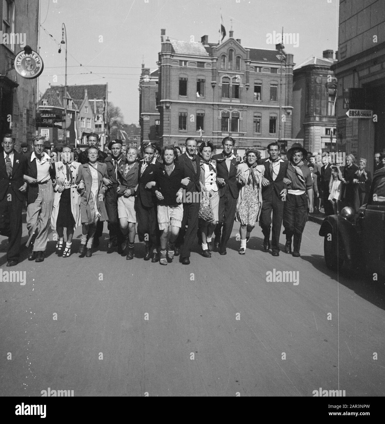Les divertissements populaires à Amsterdam. Rép. Des diverses festivités liées à la libération dans la capitale [Row partying Amsterdam-Dammers armé] Date: 28 juin 1945 lieu: Amsterdam, Noord-Holland mots clés: Festivals de libération, deuxième Guerre mondiale Banque D'Images