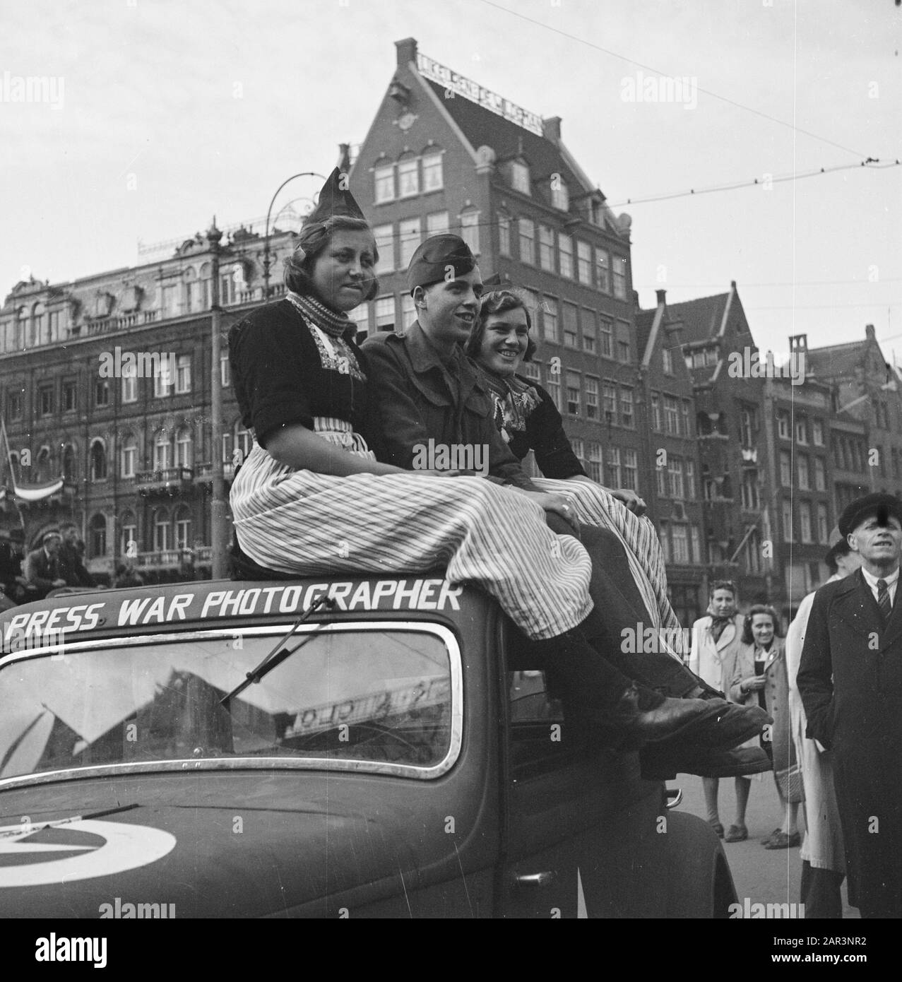 Les divertissements populaires à Amsterdam. Rép. Des diverses festivités liées à la libération dans la capitale [Deux filles en costume de Volendammer et un soldat assis sur le toit d'une voiture d'un photographe de guerre] Date: 28 juin 1945 lieu: Amsterdam, Noord-Holland mots clés: Les partis de libération, la seconde Guerre mondiale Banque D'Images