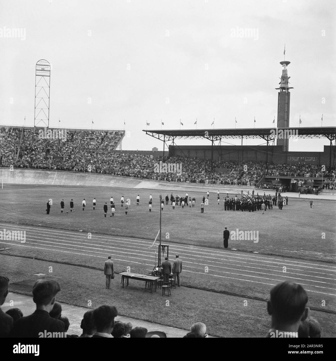 Les divertissements populaires à Amsterdam. Rép. Des diverses festivités après la libération dans la capitale [Deux équipes de football se tiennent sur le terrain du Stade olympique] Date: 28 juin 1945 lieu: Amsterdam, Noord-Holland mots clés: Festivals de libération, deuxième Guerre mondiale Banque D'Images