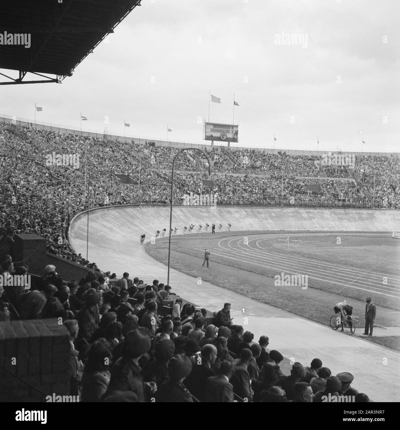 Les divertissements populaires à Amsterdam. Rép. Des diverses festivités liées à la libération dans la capitale [Cyclisme Paris dans le Stade olympique] Date: 28 juin 1945 lieu: Amsterdam, Noord-Holland mots clés: Festivals de libération, deuxième Guerre mondiale Banque D'Images