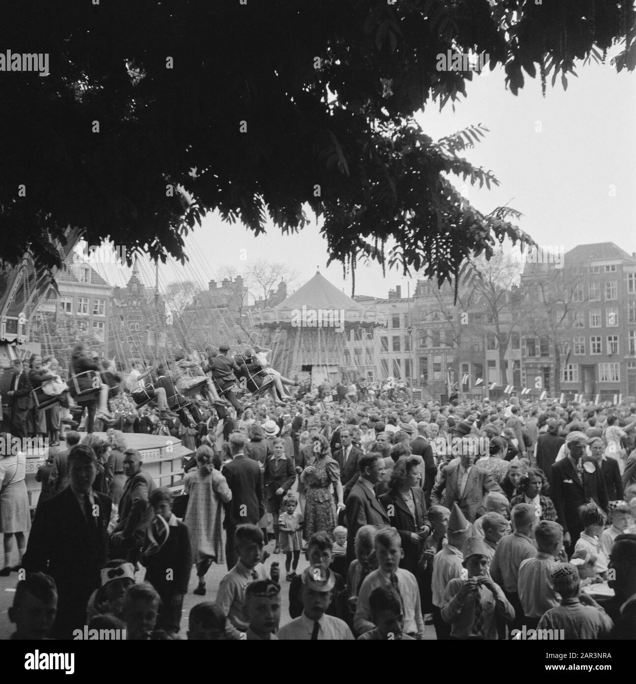 Les divertissements populaires à Amsterdam. Rép. Des diverses festivités liées à la libération dans la capitale [Foire à l'Amstelvelvelvelvelveld] Date: 28 juin 1945 lieu: Amsterdam, Noord-Holland mots clés: Festivals de libération, deuxième Guerre mondiale Banque D'Images