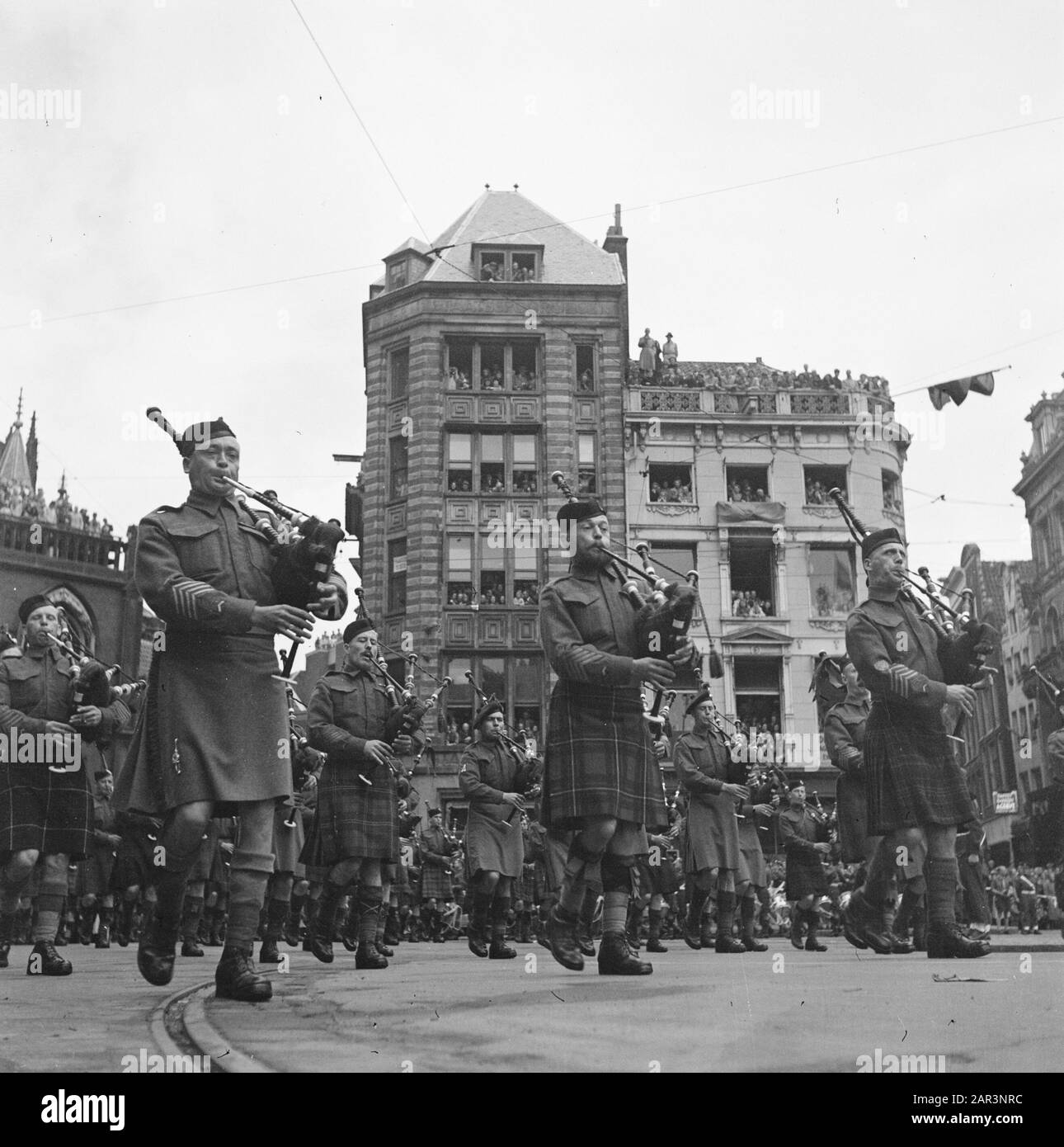Les divertissements populaires à Amsterdam. Rép. Des diverses festivités liées à la libération dans la capitale [joueur de Bagpipe sur la place du Dam] Date: 28 juin 1945 lieu: Amsterdam, Noord-Holland mots clés: Festivals de libération, deuxième Guerre mondiale Banque D'Images